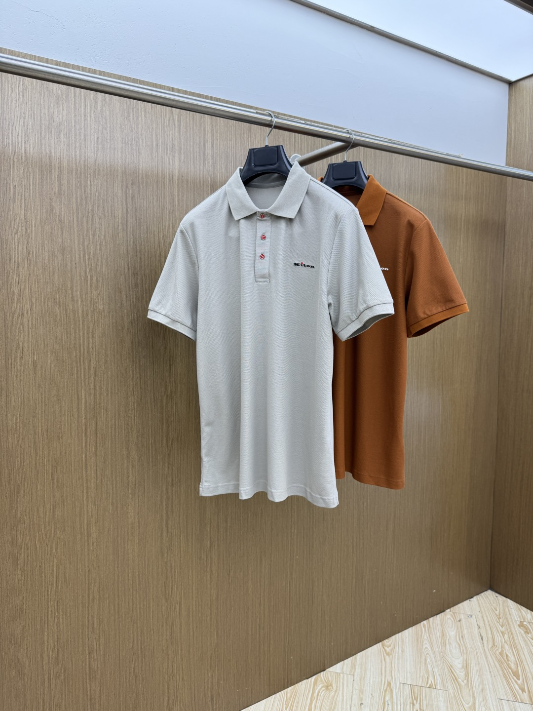 NO:837656,Early Spring Kiton 1956SS New Original Men's Casual Lapel Polo Short Sleeve High-End Customized High-End Version Fashionable and Versatile Popular Imported Fabrics Super Soft and Delicate Feeling Skin-Friendly and Comfortable High-End Boutique The OEM's Finely Made Upper Body is Excellent Men's Necessary Item Size: M-3XL E10,, T-shirt,19860909早春款 Kiton 1956SS新款新款原单男士休闲翻领polo短袖 高端定制 高端版本 时尚百搭爆款进口面料 手感超柔软细腻 穿着亲肤舒适 高端精品 代工厂精细做上身非常赞 男士必备单品 码数:M-3XL  E10,,T-shirt,,Men's clothing