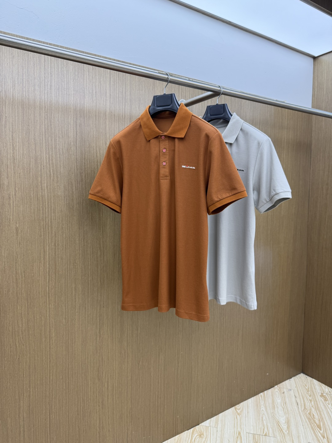 NO:837660,Early Spring Style KITON 1956SS New Original Men's Casual Lapel Polo Short Sleeve High-End Customized High-End Version Fashionable and Versatile Popular Imported Fabrics Super Soft and Delicate Feeling Skin-Friendly and Comfortable High-end Boutique Factory's Finely Made Upper Body is Excellent Men's Necessary Item Size: M-3XL E10,, T-shirt,19860909早春款 KITON 1956SS新款新款原单男士休闲翻领polo短袖 高端定制 高端版本 时尚百搭爆款进口面料 手感超柔软细腻 穿着亲肤舒适 高端精品 代工厂精细做上身非常赞 男士必备单品 码数:M-3XL  E10,,T-shirt,,Men's clothing