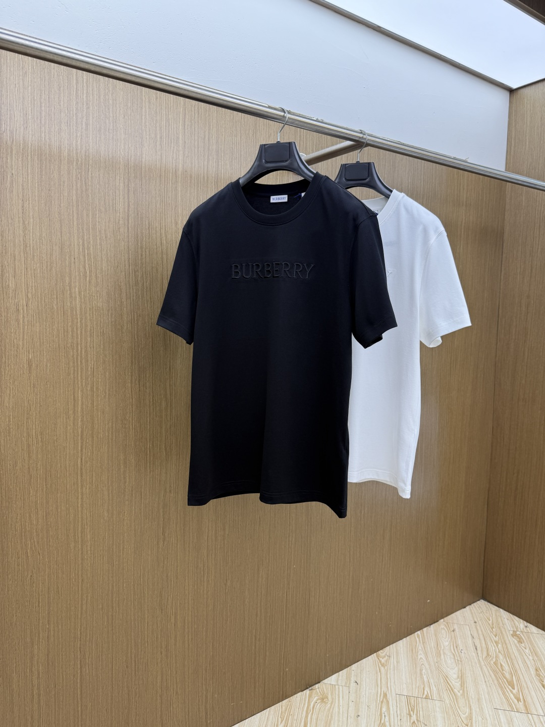 NO:837633,Early spring BBR high-end customization 2026 early spring exclusive new original men's casual short-sleeved T-shirt High-end customization High-end version Fashionable and versatile imported long-staple cotton fabric Super soft and delicate feel Skin-friendly and comfortable to wear High-end boutique The upper body made by the factory is very good Men's must-have items Complete with three standards Code number 48-56 C10, T-shirt, tees, t-shirt,19860909早春 BBR 高端定制 2026早春独家专供新款原单男士休闲短袖T恤 高端定制 高端版本 时尚百搭爆款进口长绒棉面料 手感超柔软细腻 穿着亲肤舒适 高端精品 代工厂精细做上身非常赞 男士必备单品 三标齐全 码数48-56 C10,,T-shirt,tees，t-shirt,,Men's clothing