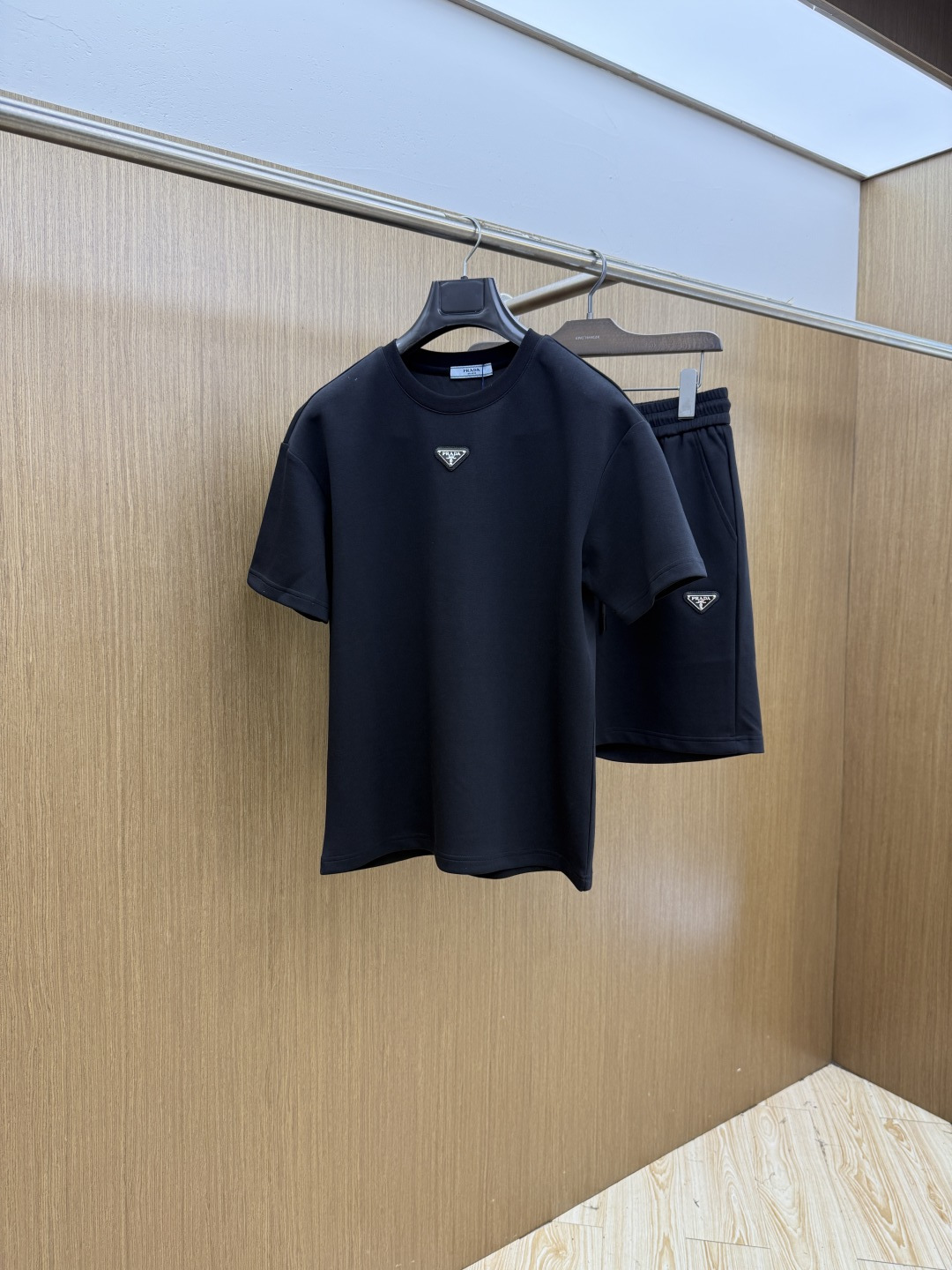 NO:848594,Early spring/set PD high-end customization 2026 spring and summer new style first counter latest short-sleeved shorts casual suit high-end customization design avant-garde fashion!  The brand logo is designed with heavy craftsmanship. High-end customized pure cotton fabric. Soft to the touch. Comfortable to wear. Exquisite stitching at the counter level. Fine workmanship. The upper body effect is incomparably handsome!  A must-have item for a stylish man!  Color Black White Size M-3XL Fls,,shorts,T-shirt,19860909早春/套 PD 高端定制 2026春夏新款首发专柜最新款短袖短裤休闲套装 高端订制 设计前卫时尚！品牌logo重工艺设计 高端定制纯棉面料.手感柔软.穿着舒适.专柜级别精致车线.做工精细.上身效果无敌帅气！型男必备单品！ 颜色黑色 白色 码数M-3XL  Fls,,shorts,T-shirt,,Men's clothing