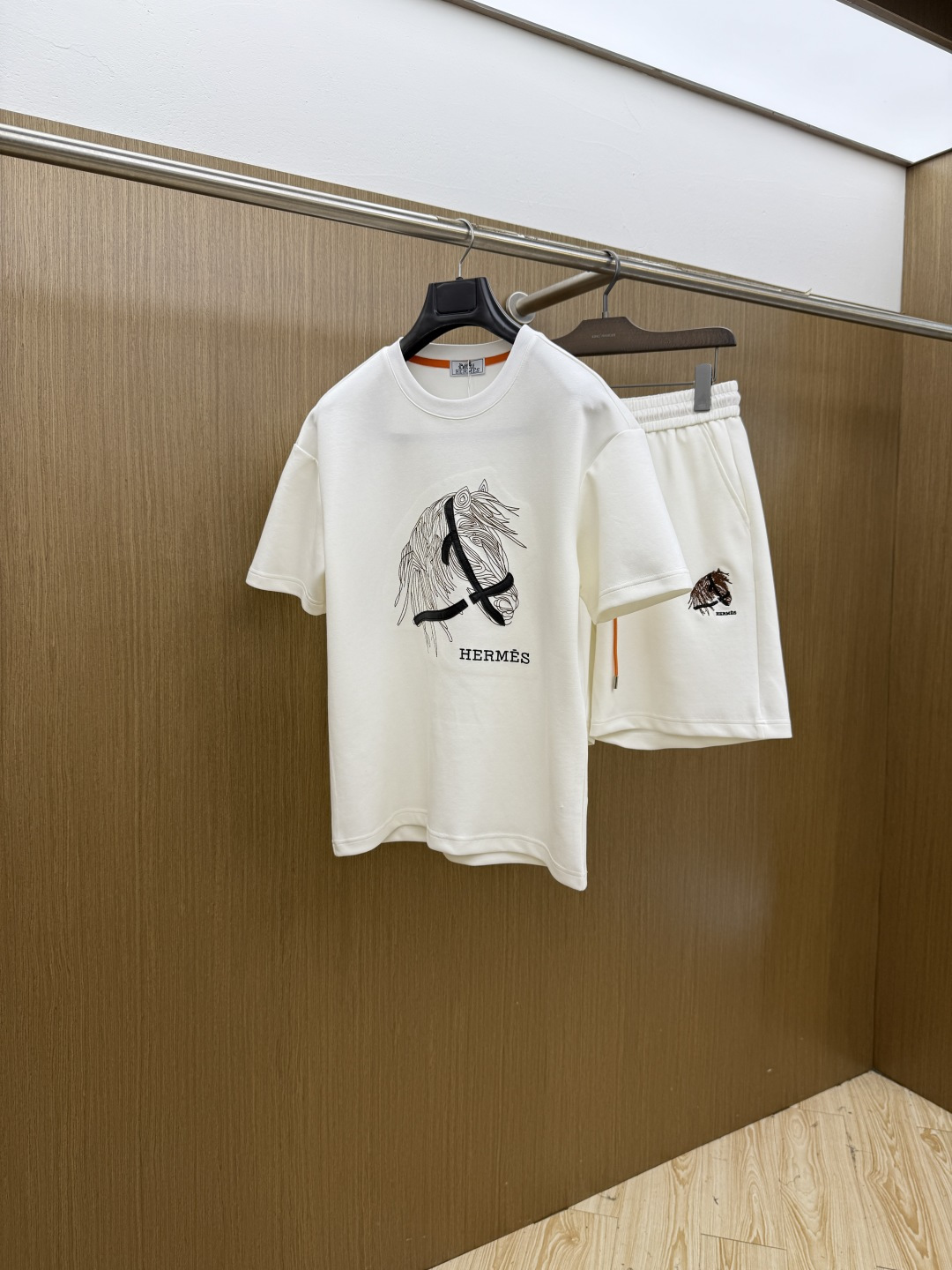 NO:848598,Early Spring/Set Her High-end Customized 2026 Spring and Summer New Release Counter Latest Short-Sleeved Shorts Casual Suit High-end Customized Design Avant-garde Fashion!  The brand logo is designed with heavy craftsmanship. High-end customized pure cotton fabric. Soft to the touch. Comfortable to wear. Exquisite stitching at the counter level. Fine workmanship. The upper body effect is incomparably handsome!  A must-have item for a stylish man!  Color Black White Size M-3XL Fls,,shorts,T-shirt,19860909早春/套 Her 高端定制 2026春夏新款首发专柜最新款短袖短裤休闲套装 高端订制 设计前卫时尚！品牌logo重工艺设计 高端定制纯棉面料.手感柔软.穿着舒适.专柜级别精致车线.做工精细.上身效果无敌帅气！型男必备单品！ 颜色黑色 白色 码数M-3XL  Fls,,shorts,T-shirt,,Men's clothing