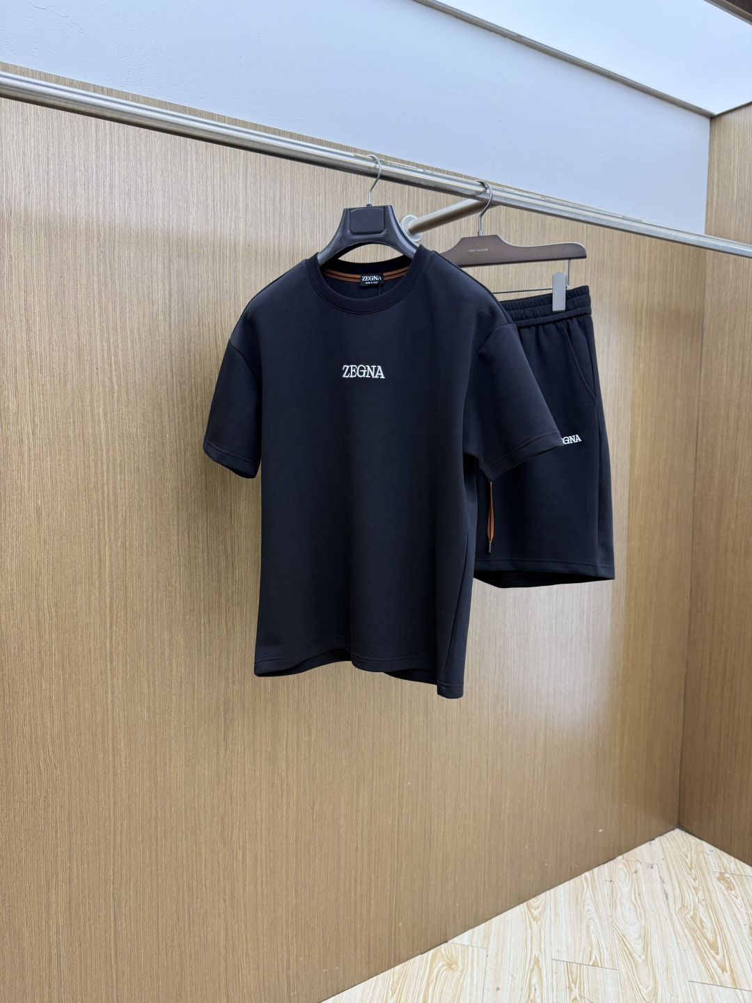 NO:847243,Early spring/set ZZ high-end customization 2026 spring and summer new style first counter latest short-sleeved shorts casual suit high-end customization design avant-garde fashion!  The brand logo is designed with heavy craftsmanship. High-end customized pure cotton fabric. Soft to the touch. Comfortable to wear. Exquisite stitching at the counter level. Fine workmanship. The upper body effect is incomparably handsome!  A must-have item for a stylish man!  Color Black White Size M-3XL Fls,,shorts,T-shirt,19860909早春/套 ZZ 高端定制 2026春夏新款首发专柜最新款短袖短裤休闲套装 高端订制 设计前卫时尚！品牌logo重工艺设计 高端定制纯棉面料.手感柔软.穿着舒适.专柜级别精致车线.做工精细.上身效果无敌帅气！型男必备单品！ 颜色黑色 白色 码数M-3XL  Fls,,shorts,T-shirt,,Men's clothing