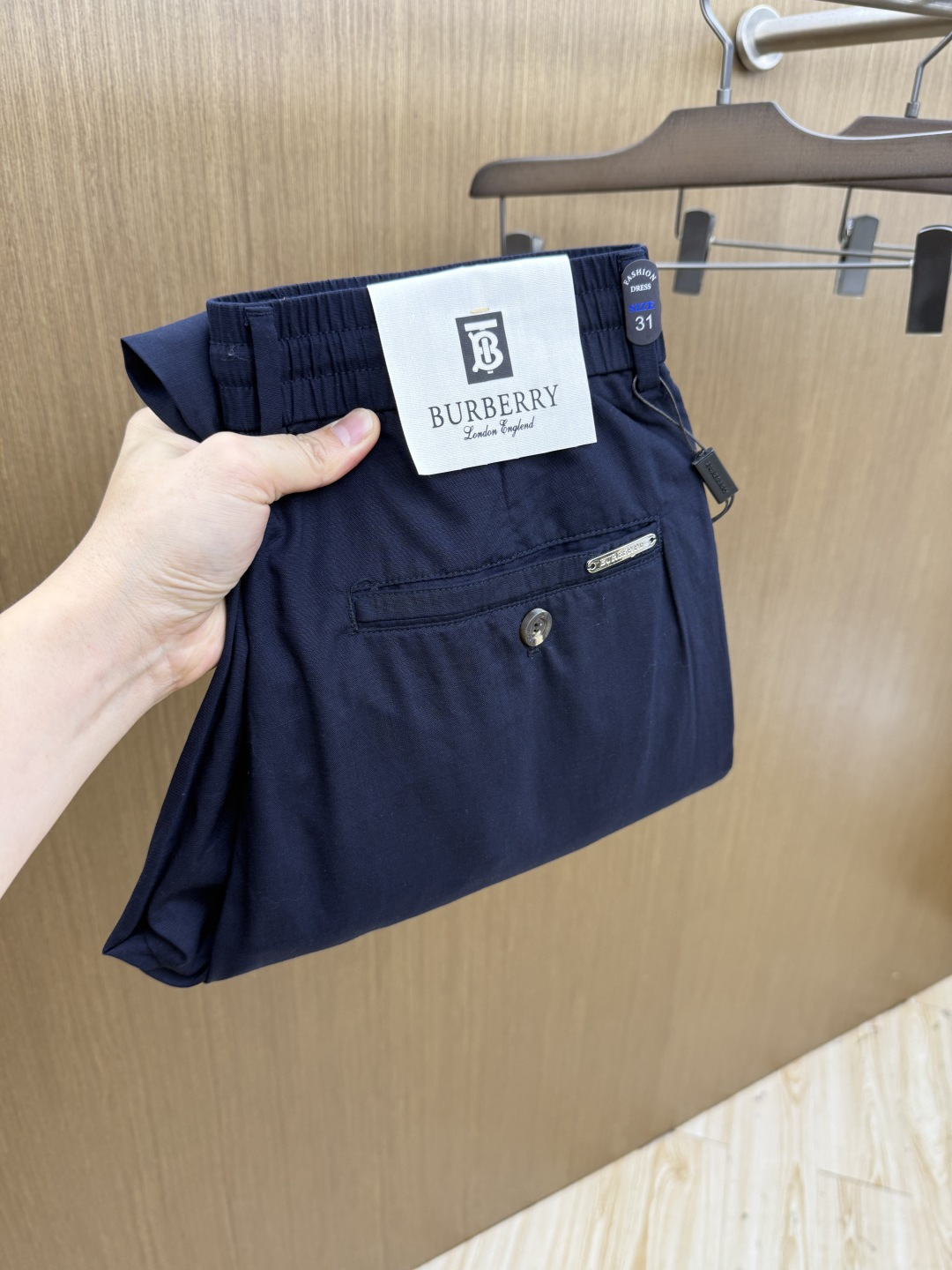NO:839704,Early spring style BBR high-end customization 26 early spring new thin casual trousers, simultaneous sale at the counter, original customized replica, customer-supplied hardware accessories, original order quality, imported solid color custom fabrics, heavy washing, fine workmanship, excellent upper body!  Preferred single product, complete with three standards, code size 30-40, no 37 Fax,,19860909早春款 BBR 高端定制 26早春新款薄款休闲西裤 柜台同步发售 原版定制复刻 客供五金辅料 原单品质 进口固色定制面料 重工洗水 做工走线精细 上身绝佳！优选单品 三标齐全 码数30-40无37  Fax,,,Men's clothing