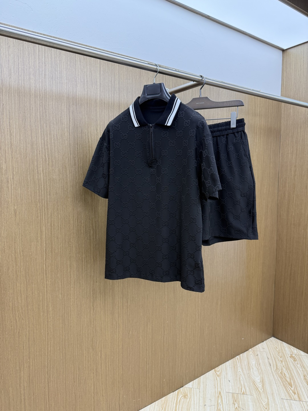 NO:848592,Early spring/set Guc high-end customization 2026 spring and summer new style first counter latest short-sleeved shorts casual suit high-end customization design avant-garde fashion!  The brand logo is designed with heavy craftsmanship. High-end customized pure cotton fabric. Soft to the touch. Comfortable to wear. Exquisite stitching at the counter level. Fine workmanship. The upper body effect is incomparably handsome!  A must-have item for a stylish man!  Size M-3XL Fls,,gucci,shorts,T-shirt,19860909早春/套 Guc 高端定制 2026春夏新款首发专柜最新款短袖短裤休闲套装 高端订制 设计前卫时尚！品牌logo重工艺设计 高端定制纯棉面料.手感柔软.穿着舒适.专柜级别精致车线.做工精细.上身效果无敌帅气！型男必备单品！ 码数M-3XL  Fls,,gucci,shorts,T-shirt,,Men's clothing