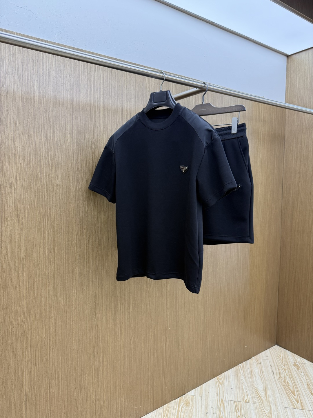NO:847249,Early spring/set PD high-end customization 2026 spring and summer new style first counter latest short-sleeved shorts casual suit high-end customization design avant-garde fashion!  The brand logo is designed with heavy craftsmanship. High-end customized pure cotton fabric. Soft to the touch. Comfortable to wear. Exquisite stitching at the counter level. Fine workmanship. The upper body effect is incomparably handsome!  A must-have item for a stylish man!  Size M-3XL Fls,,shorts,T-shirt,19860909早春/套 PD 高端定制 2026春夏新款首发专柜最新款短袖短裤休闲套装 高端订制 设计前卫时尚！品牌logo重工艺设计 高端定制纯棉面料.手感柔软.穿着舒适.专柜级别精致车线.做工精细.上身效果无敌帅气！型男必备单品！ 码数M-3XL  Fls,,shorts,T-shirt,,Men's clothing
