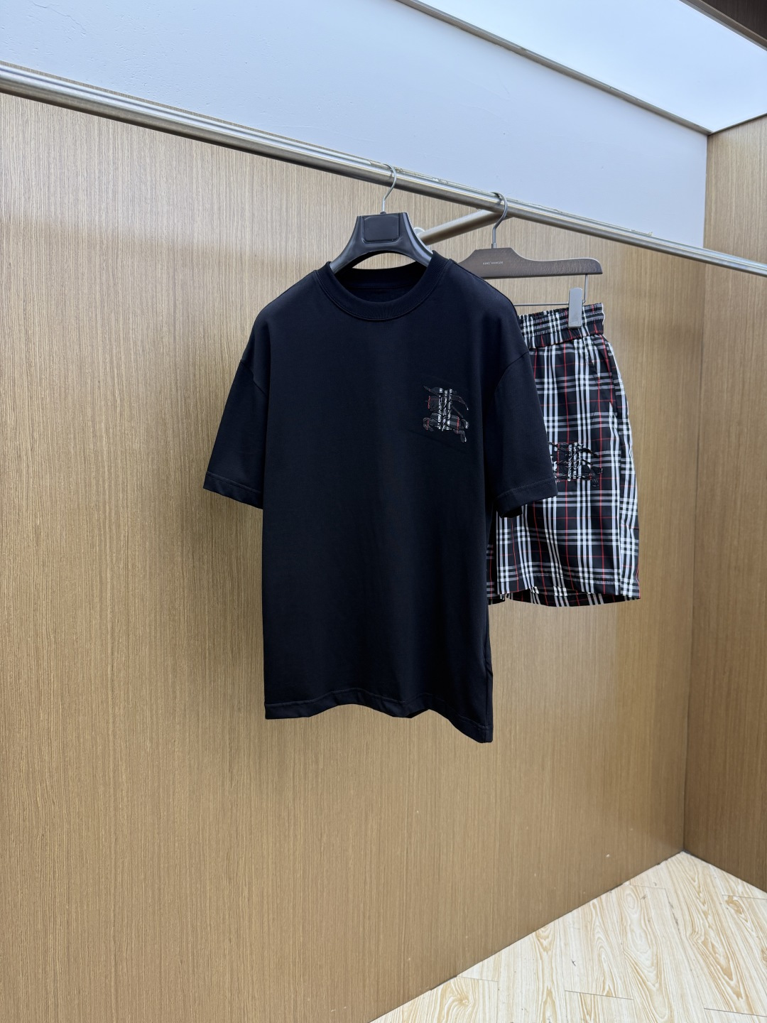 NO:847251,Early spring/set BBR high-end customization 2026 spring and summer new style first counter latest short-sleeved shorts casual suit high-end customization design avant-garde fashion!  The brand logo is designed with heavy craftsmanship. High-end customized pure cotton fabric. Soft to the touch. Comfortable to wear. Exquisite stitching at the counter level. Fine workmanship. The upper body effect is incomparably handsome!  A must-have item for a stylish man!  Size M-3XL Fls,,shorts,T-shirt,19860909早春/套 BBR 高端定制 2026春夏新款首发专柜最新款短袖短裤休闲套装 高端订制 设计前卫时尚！品牌logo重工艺设计 高端定制纯棉面料.手感柔软.穿着舒适.专柜级别精致车线.做工精细.上身效果无敌帅气！型男必备单品！ 码数M-3XL  Fls,,shorts,T-shirt,,Men's clothing