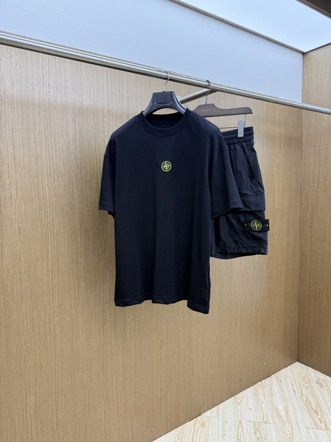 NO:847253,Early spring/set STO high-end customization 2026 spring and summer new style debut counter latest short-sleeved shorts casual suit high-end customization design avant-garde fashion!  The brand logo is designed with heavy craftsmanship. High-end customized pure cotton fabric. Soft to the touch. Comfortable to wear. Exquisite stitching at the counter level. Fine workmanship. The upper body effect is incomparably handsome!  A must-have item for a stylish man!  Size M-3XL Fls,,shorts,T-shirt,19860909早春/套 STO 高端定制 2026春夏新款首发专柜最新款短袖短裤休闲套装 高端订制 设计前卫时尚！品牌logo重工艺设计 高端定制纯棉面料.手感柔软.穿着舒适.专柜级别精致车线.做工精细.上身效果无敌帅气！型男必备单品！ 码数M-3XL  Fls,,shorts,T-shirt,,Men's clothing