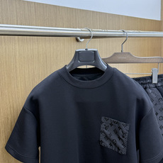 早春/套 LV 🔥🔥高端定制 2026春夏新款首发专柜最新款短袖短裤休闲套装 高端订制 设计前卫时尚!品牌logo重工艺 早春/套 LV 🔥🔥高端定制 2026春夏新款首发专柜最新款短袖短裤休闲套装 高端订制 设计前卫时尚!品牌logo重工艺
