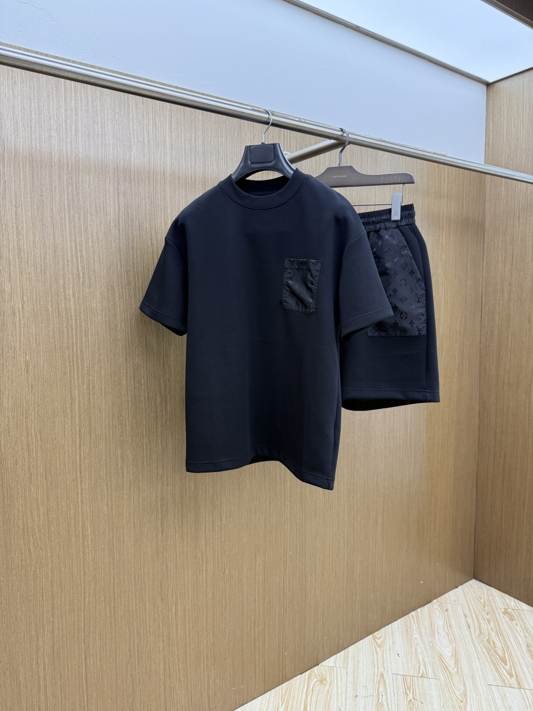 NO:848585,Early spring/set LV high-end customization 2026 spring and summer new style first counter latest short-sleeved shorts casual suit high-end customization design avant-garde fashion!  The brand logo is designed with heavy craftsmanship. High-end customized pure cotton fabric. Soft to the touch. Comfortable to wear. Exquisite stitching at the counter level. Fine workmanship. The upper body effect is incomparably handsome!  A must-have item for a stylish man!  Size M-3XL Fls,,louis vuitton,shorts,T-shirt,19860909早春/套 LV 高端定制 2026春夏新款首发专柜最新款短袖短裤休闲套装 高端订制 设计前卫时尚！品牌logo重工艺设计 高端定制纯棉面料.手感柔软.穿着舒适.专柜级别精致车线.做工精细.上身效果无敌帅气！型男必备单品！ 码数M-3XL  Fls,,louis vuitton,shorts,T-shirt,,Men's clothing