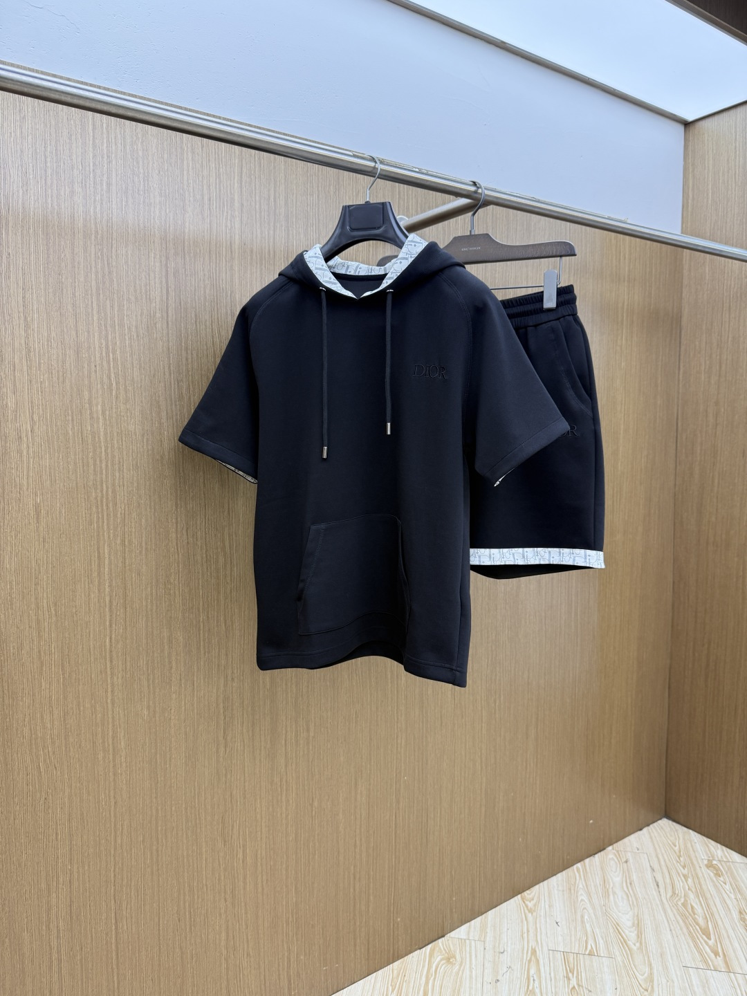 NO:848586,Early spring/set CD high-end customization 2026 spring and summer new style first counter latest short-sleeved shorts casual suit high-end customization design avant-garde fashion!  The brand logo is designed with heavy craftsmanship. High-end customized pure cotton fabric. Soft to the touch. Comfortable to wear. Exquisite stitching at the counter level. Fine workmanship. The upper body effect is incomparably handsome!  A must-have item for a stylish man!  Size M-3XL Fls,,shorts,T-shirt,19860909早春/套 CD 高端定制 2026春夏新款首发专柜最新款短袖短裤休闲套装 高端订制 设计前卫时尚！品牌logo重工艺设计 高端定制纯棉面料.手感柔软.穿着舒适.专柜级别精致车线.做工精细.上身效果无敌帅气！型男必备单品！ 码数M-3XL  Fls,,shorts,T-shirt,,Men's clothing