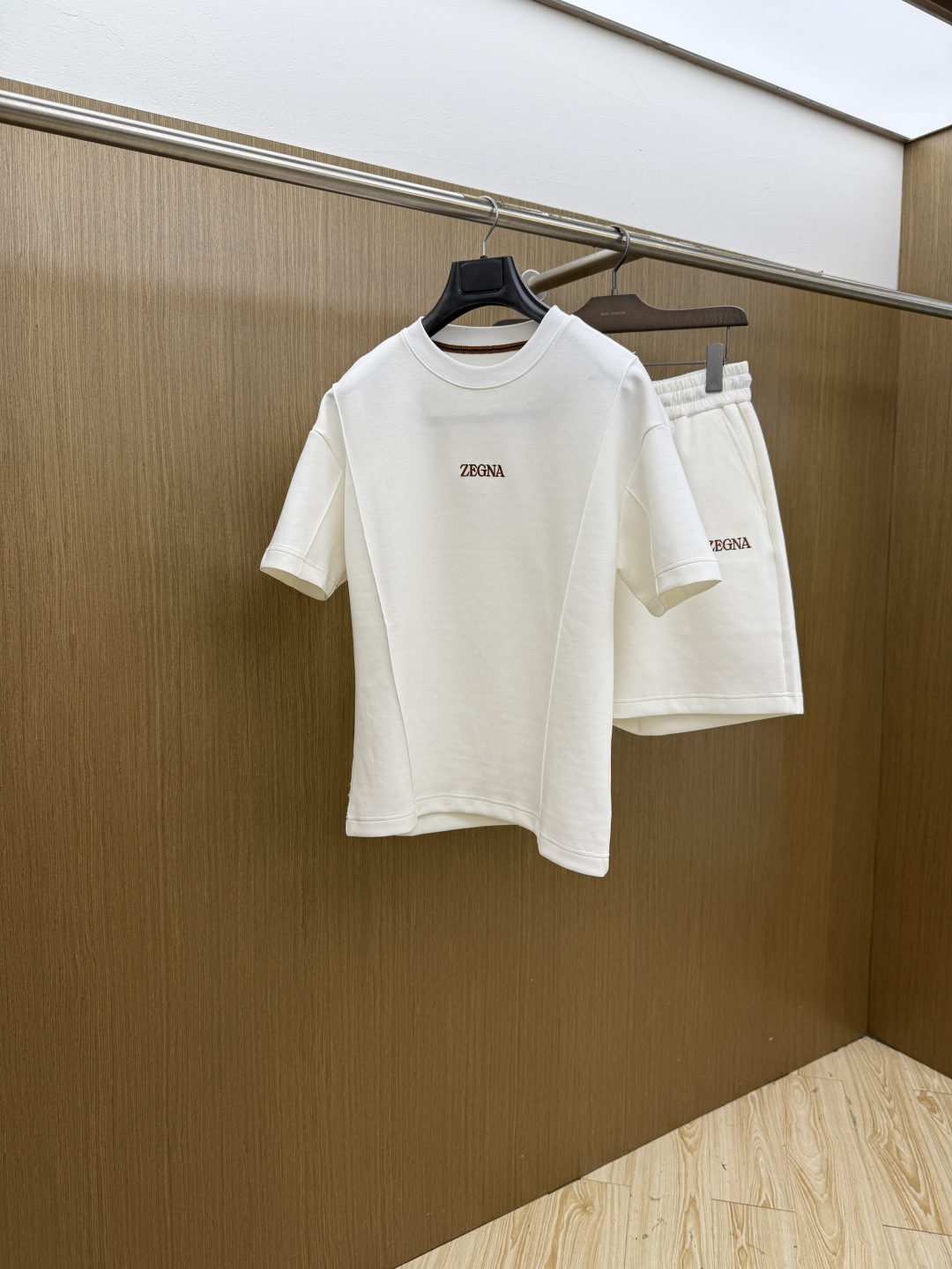 NO:848588,Early spring/set ZZ high-end customization 2026 spring and summer new style first counter latest short-sleeved shorts casual suit high-end customization design avant-garde fashion!  The brand logo is designed with heavy craftsmanship. High-end customized pure cotton fabric. Soft to the touch. Comfortable to wear. Exquisite stitching at the counter level. Fine workmanship. The upper body effect is incomparably handsome!  A must-have item for a stylish man!  Size M-3XL Fls,,shorts,T-shirt,19860909早春/套 ZZ 高端定制 2026春夏新款首发专柜最新款短袖短裤休闲套装 高端订制 设计前卫时尚！品牌logo重工艺设计 高端定制纯棉面料.手感柔软.穿着舒适.专柜级别精致车线.做工精细.上身效果无敌帅气！型男必备单品！ 码数M-3XL  Fls,,shorts,T-shirt,,Men's clothing