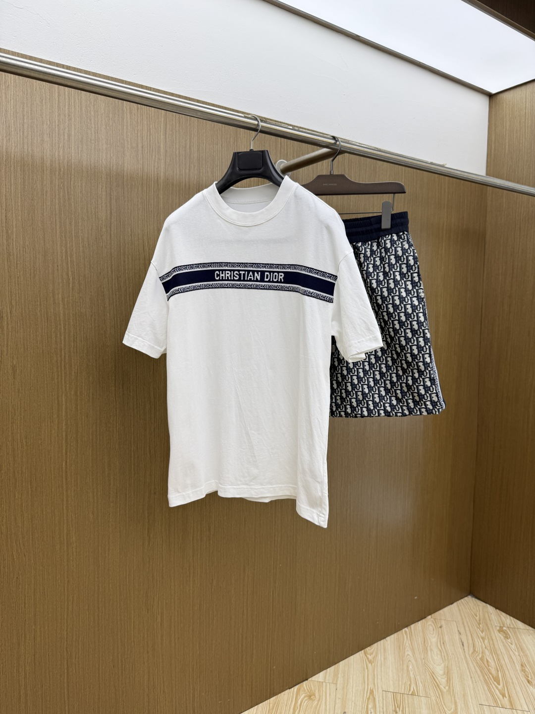 NO:847255,Early spring/set CD high-end customization 2026 spring and summer new style first counter latest short-sleeved shorts casual suit high-end customization design avant-garde fashion!  The brand logo is designed with heavy craftsmanship. High-end customized pure cotton fabric. Soft to the touch. Comfortable to wear. Exquisite stitching at the counter level. Fine workmanship. The upper body effect is incomparably handsome!  A must-have item for a stylish man!  Size M-3XL Fls,,shorts,T-shirt,19860909早春/套 CD 高端定制 2026春夏新款首发专柜最新款短袖短裤休闲套装 高端订制 设计前卫时尚！品牌logo重工艺设计 高端定制纯棉面料.手感柔软.穿着舒适.专柜级别精致车线.做工精细.上身效果无敌帅气！型男必备单品！ 码数M-3XL  Fls,,shorts,T-shirt,,Men's clothing