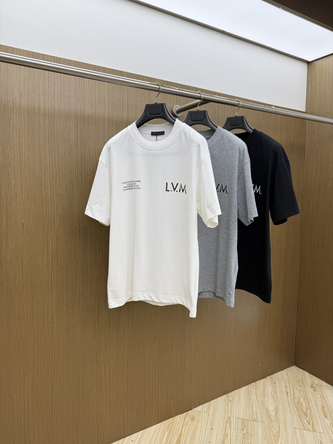 NO:844891,Early Spring Lv 1956 Spring and Summer New Simple Letter Printed Short Sleeves Double Yarn Pure Cotton Fabric Diversified Matching is the current innovative trend at the forefront of fashion Collision of retro and modern elements Extreme violent aesthetics. Fashionable Matching Complete three standards Same style for men and women Size M-3XL A33, Louis Vuitton, T-shirt,19860909早春 Lv 1956春夏新款简约字母印花短袖 双纱纯棉面料 多元化搭配 是眼下时尚前沿的创新趋势 复古与现代化元素的碰撞 极端的暴力美学.时尚搭配 三标齐全 男女同款 尺码M-3XL  A33,,louis vuitton,T-shirt,,Men's clothing