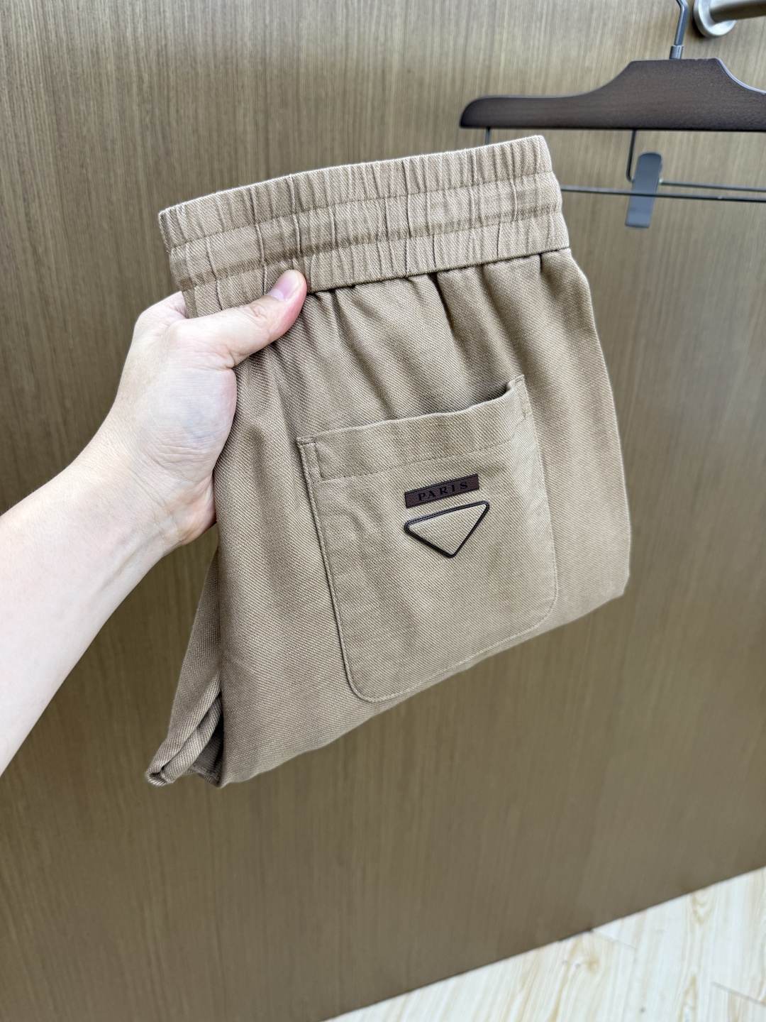 NO:844926,Early spring PD high-end customized 26ss new spring and summer light luxury casual pants, sold simultaneously on the old money style official website, trousers body craftsmanship design, customer-supplied accessories, high-end cotton and linen fabrics, factory inspection-free!  Every detail is made to the extreme, original quality, comfortable, breathable and not stuffy. Casual and simple, stylish and handsome, a must-have item for fashionistas!  Code number 30-38 Code no 35 37 Fh12,,19860909早春 PD 高端定制 26ss春夏新品轻奢休闲裤,老钱风官网同步发售,裤身工艺设计,客供辅料、高定棉麻面料,代工厂免检！每个细节做到极致,原单品质,舒适透气不闷热.休闲简约,有型帅气,潮人必备单品！ 码数30-38码无35 37 Fh12,,,Men's clothing