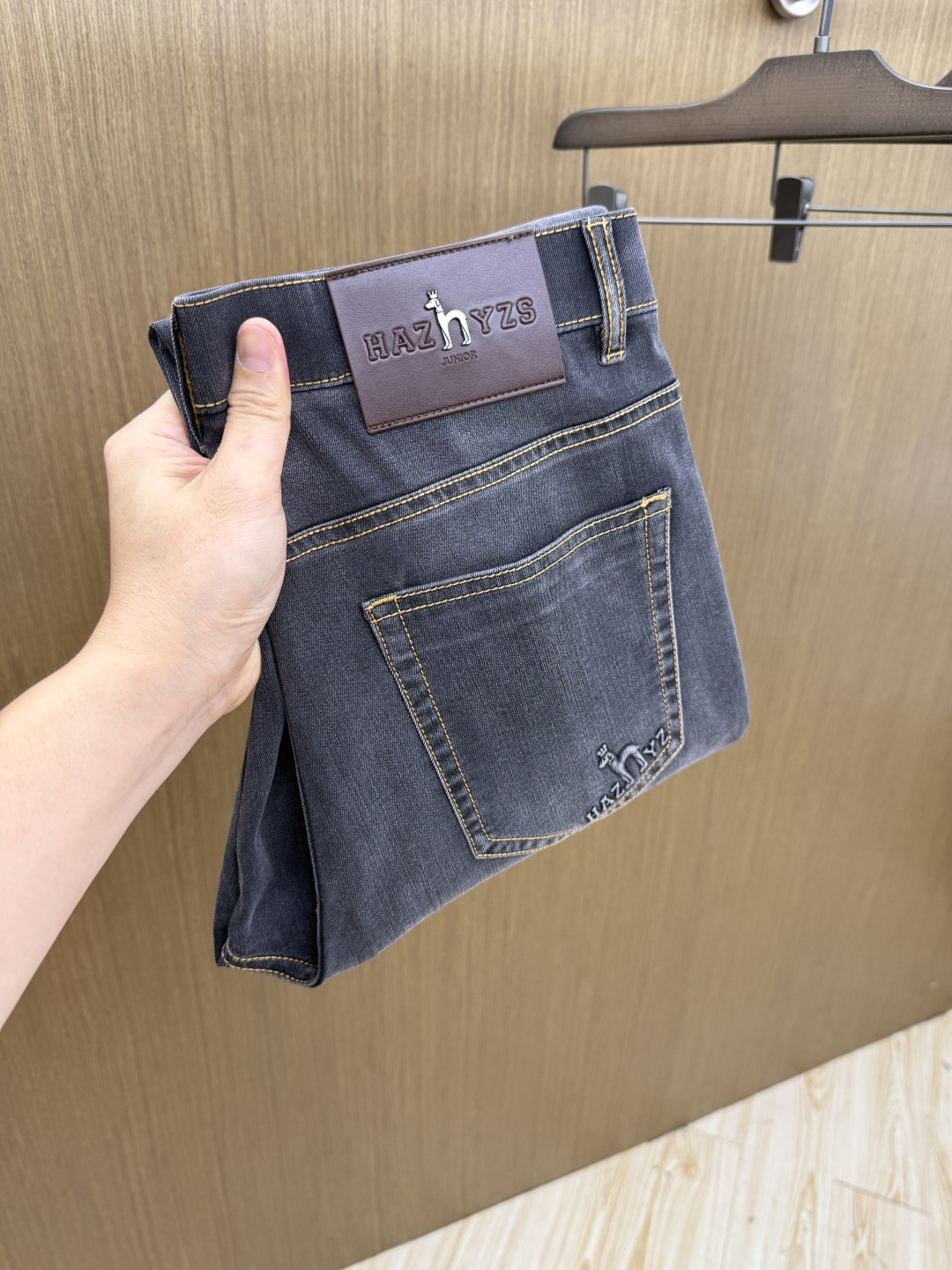 NO:844942,Early spring HY high-end customized 26ss new spring and summer light luxury casual jeans are on sale simultaneously on the official website, with trousers body craftsmanship design, customer-supplied accessories, high-end cotton and linen fabrics, and factory inspection-free!  Every detail is made to the extreme, original quality, comfortable, breathable and not stuffy. Casual and simple, stylish and handsome, a must-have item for fashionistas!  Code number 30-38 Code no 35 37 Fh12,,jeans,19860909早春 HY 高端定制 26ss春夏新品轻奢休闲牛仔裤 官网同步发售,裤身工艺设计,客供辅料、高定棉麻面料,代工厂免检！每个细节做到极致,原单品质,舒适透气不闷热.休闲简约,有型帅气,潮人必备单品！ 码数30-38码无35 37 Fh12,,jeans,,Men's clothing