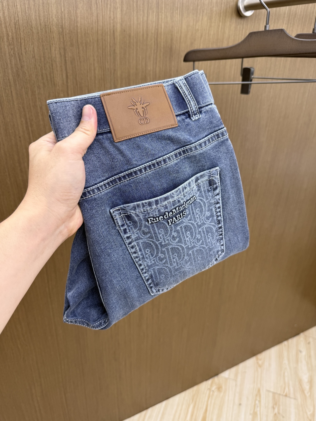 NO:844947,Early spring CD high-end customized 26ss new spring and summer light luxury casual jeans are on sale simultaneously on the official website, with trousers body craftsmanship design, customer-supplied accessories, high-end cotton and linen fabrics, and factory inspection-free!  Every detail is made to the extreme, original quality, comfortable, breathable and not stuffy. Casual and simple, stylish and handsome, a must-have item for fashionistas!  Code number 30-38 Code no 35 37 Fh12,,jeans,19860909早春 CD 高端定制 26ss春夏新品轻奢休闲牛仔裤 官网同步发售,裤身工艺设计,客供辅料、高定棉麻面料,代工厂免检！每个细节做到极致,原单品质,舒适透气不闷热.休闲简约,有型帅气,潮人必备单品！ 码数30-38码无35 37 Fh12,,jeans,,Men's clothing