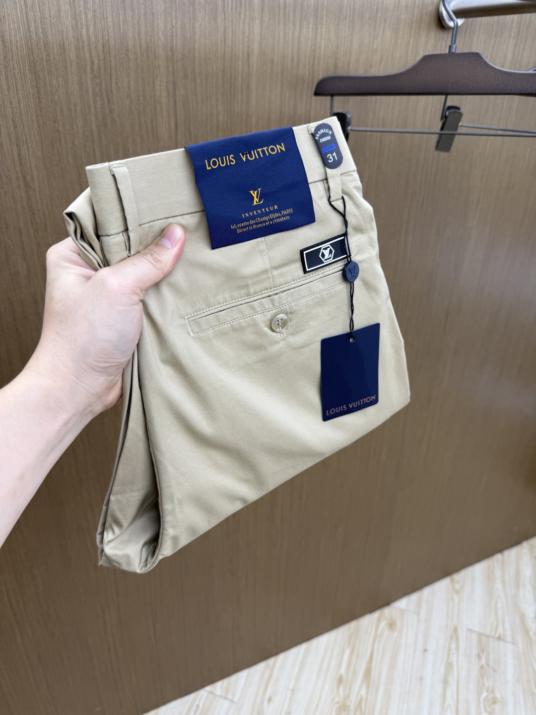 NO:847260,Early spring LV high-end custom-made 26 early spring new thin casual trousers, sold simultaneously at the counter, original customized replica, customer-supplied hardware accessories, original order quality, imported fixed-color custom fabrics, heavy washing, fine workmanship, and excellent upper body!  Preferred single product, complete with three standards, size 30-40, no 37, 39 Fax, Louis Vuitton,19860909早春款 LV 高端定制 26早春新款薄款休闲西裤 柜台同步发售 原版定制复刻 客供五金辅料 原单品质 进口固色定制面料 重工洗水 做工走线精细 上身绝佳！优选单品 三标齐全 码数30-40无37 39  Fax,,louis vuitton,,Men's clothing