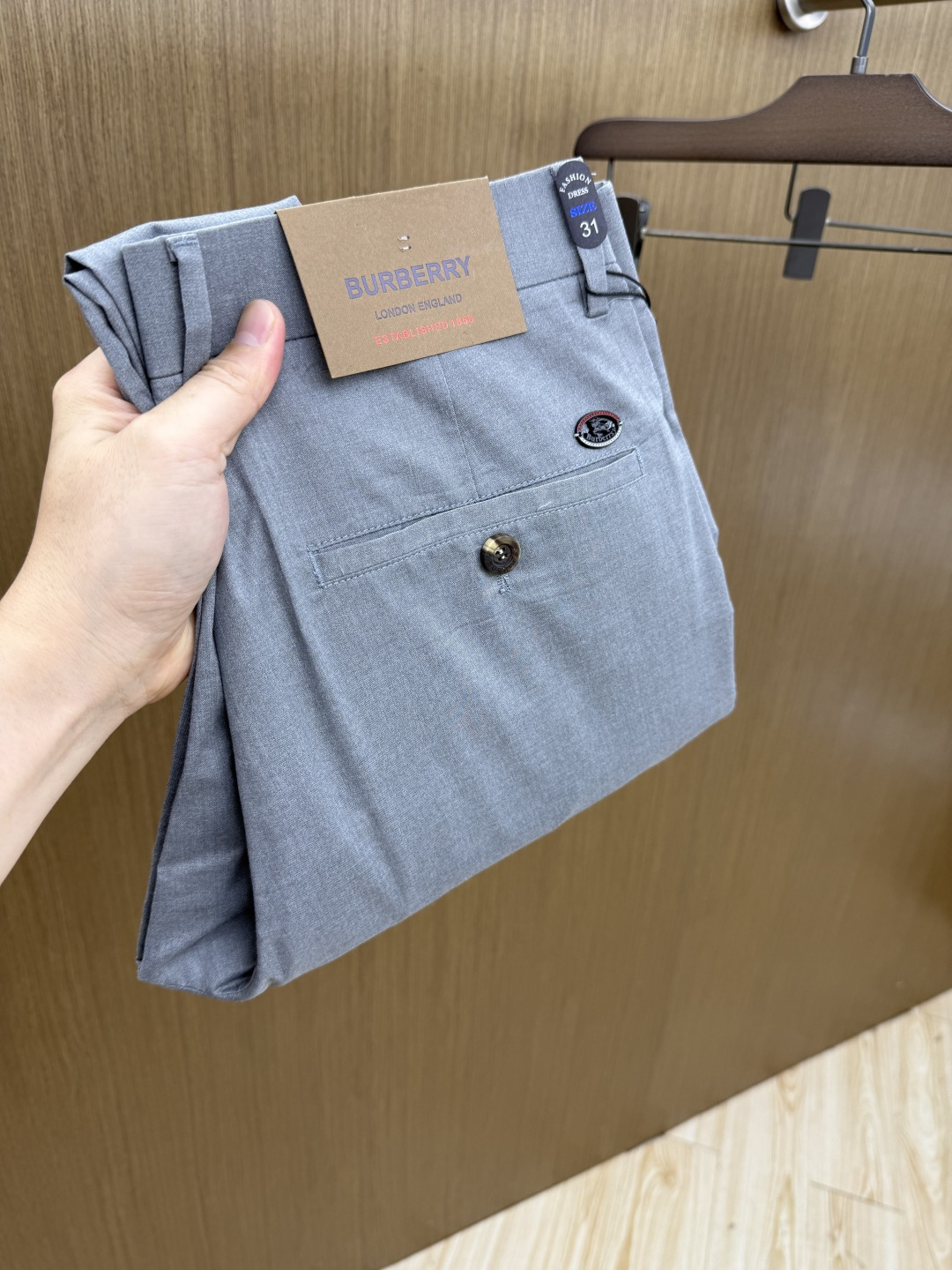 NO:847262,Early spring style BBR high-end customization 26 early spring new thin casual trousers, simultaneous sale at the counter, original customized replica, customer-supplied hardware accessories, original order quality, imported solid color custom fabrics, heavy washing, fine workmanship, excellent upper body!  Preferred single product, complete with three standards, code number 30-40, no 37 39 Fax,,19860909早春款 BBR 高端定制 26早春新款薄款休闲西裤 柜台同步发售 原版定制复刻 客供五金辅料 原单品质 进口固色定制面料 重工洗水 做工走线精细 上身绝佳！优选单品 三标齐全 码数30-40无37 39  Fax,,,Men's clothing