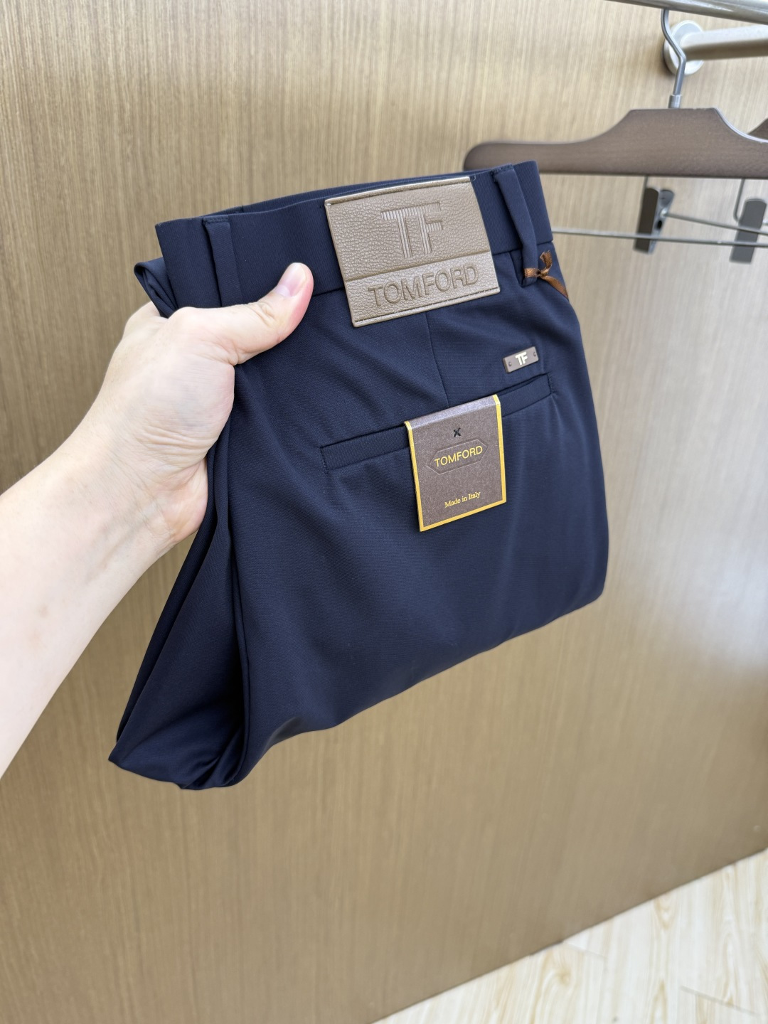 NO:847250,Early spring TF high-end custom-made 26 early spring new thin casual trousers, sold simultaneously at the counter, original customized replica, customer-supplied hardware accessories, original order quality, imported fixed-color custom fabrics, heavy washing, fine workmanship, and excellent upper body!  Preferred single product, complete with three standards, code number 30-40, no 37 39 Fax,,tom ford,19860909早春款 TF 高端定制 26早春新款薄款休闲西裤 柜台同步发售 原版定制复刻 客供五金辅料 原单品质 进口固色定制面料 重工洗水 做工走线精细 上身绝佳！优选单品 三标齐全 码数30-40无37 39  Fax,,tom ford,,Men's clothing