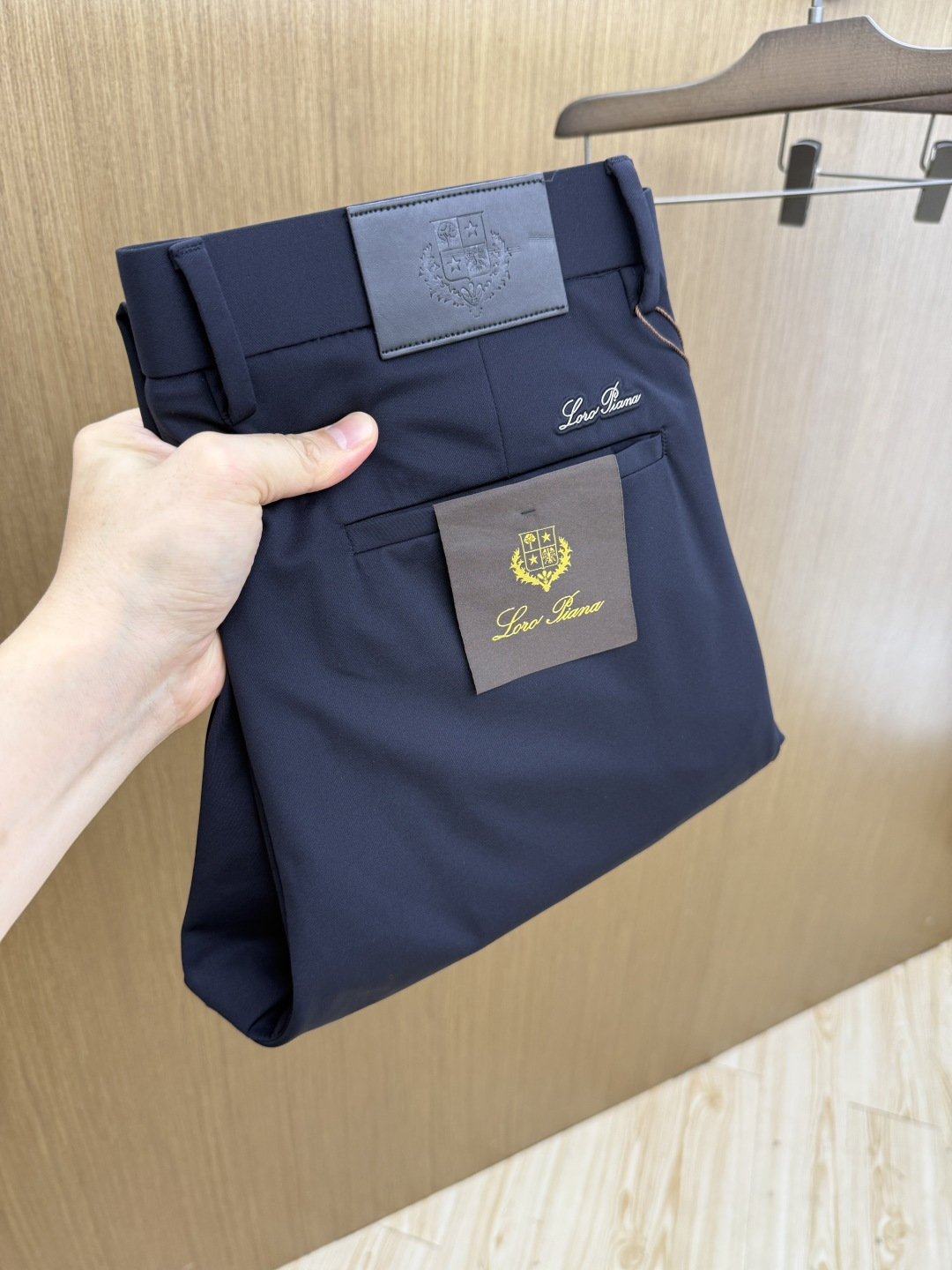 NO:847252,Early spring LP high-end custom-made 26 early spring new thin casual trousers, sold simultaneously at the counter, original customized replica, customer-supplied hardware accessories, original order quality, imported fixed-color custom fabrics, heavy washing, fine workmanship, and excellent upper body!  Preferred single product, complete with three standards, size 30-40, no 37 39 Fax,, loro piana,19860909早春款 LP 高端定制 26早春新款薄款休闲西裤 柜台同步发售 原版定制复刻 客供五金辅料 原单品质 进口固色定制面料 重工洗水 做工走线精细 上身绝佳！优选单品 三标齐全 码数30-40无37 39  Fax,,loro piana,,Men's clothing