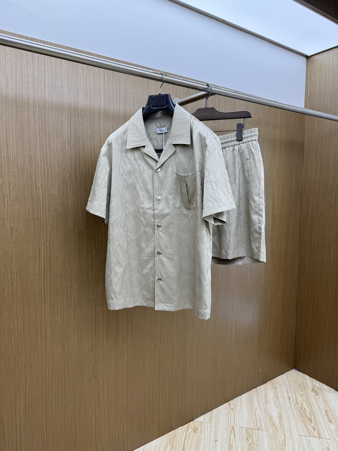 NO:847254,Early Spring/Set CD Exclusively customized 26SS spring new short-sleeved lapel short-sleeved shorts suit, cotton and linen fiber shorts suit, the upper body effect is great, leisure and vacation boutique!  Light luxury style, simple and elegant!  Size M-XXXL fdm,,shorts,T-shirt,19860909早春/套 CD 独家定制 26SS春季新款短袖翻领短袖短裤套装,棉麻纤维面料短裤套装,上身效果非常棒,休闲度假精品！轻奢风格简约大气！ 尺码M-XXXL  fdm,,shorts,T-shirt,,Men's clothing