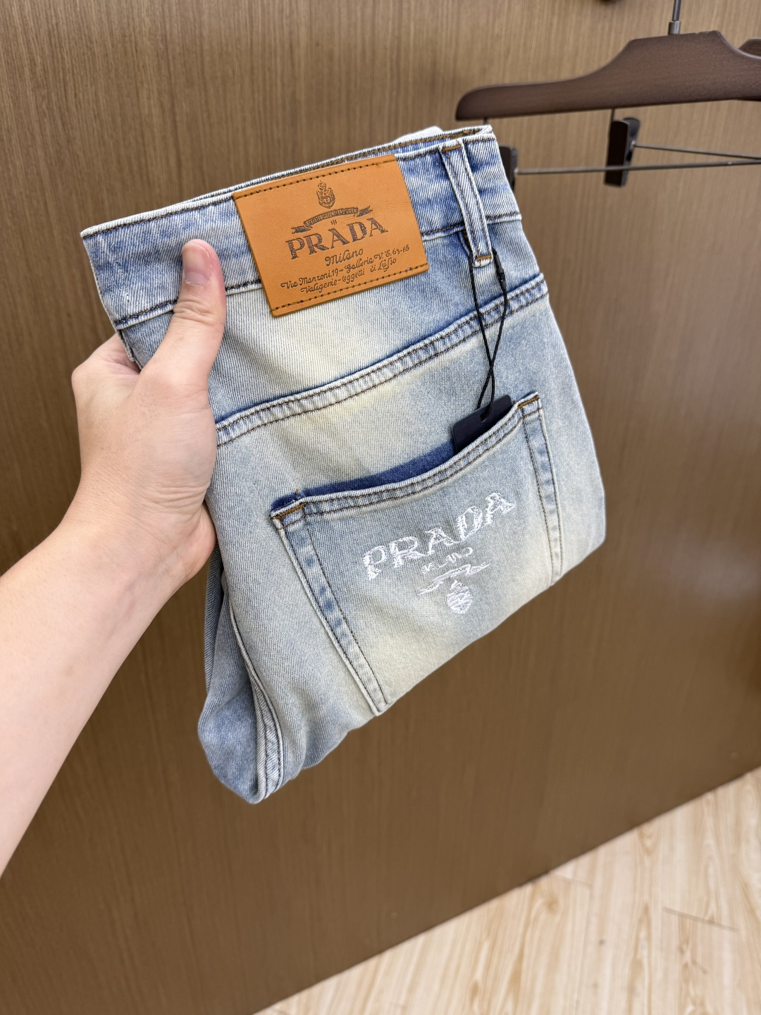 NO:848612,Early spring PD SS spring and summer new super soft washed jeans, handsome upper body, small straight design, slim cut, men's top casual cotton!  High-end stretch all-season versatile commuter denim men's pants!  The style is extremely versatile, the fabric is stretchy, and the material is also very outstanding. It has a bit of a retro and old-fashioned style. The thick fabric is suitable for all seasons. It is the industry's first exclusive model and is a versatile commuting model in all seasons!  These high-end slim fit stretch skinny jeans are versatile and comfortable!  29-38 (no 35,37),,jeans,19860909早春 PD SS春夏新品超柔和水洗牛仔裤 ,上身爆帅,小直筒设计,修身裁剪,男款顶级休闲棉质！高端弹力四季百搭通勤牛仔男裤！款式极其的百搭,面料弹力,材质也十分出众,有点复古做旧的风格,厚面料适合四季穿着业内独家首发款,四季百搭通勤款！这类高端的修身弹力紧身牛仔裤,fxq百搭而且舒适！ 29-38（无35,37）,,jeans,,Men's clothing
