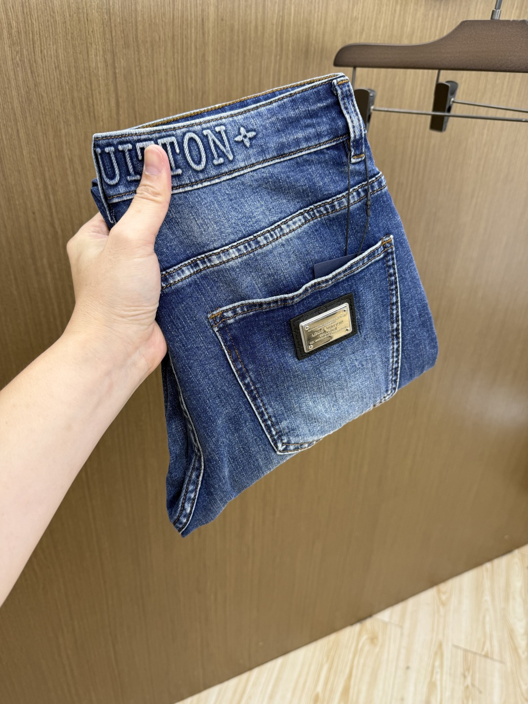 NO:848616,Early spring LV SS spring and summer new super soft washed jeans, handsome upper body, small straight design, slim cut, men's top casual cotton!  High-end stretch all-season versatile commuter denim men's pants!  The style is extremely versatile, the fabric is stretchy, and the material is also very outstanding. It has a bit of a retro and old-fashioned style. The thick fabric is suitable for all seasons. It is the industry's first exclusive model and is a versatile commuting model in all seasons!  These high-end slim fit stretch skinny jeans are versatile and comfortable!  29-38 (no 35,37),,louis vuitton,jeans,19860909早春 LV SS春夏新品超柔和水洗牛仔裤 ,上身爆帅,小直筒设计,修身裁剪,男款顶级休闲棉质！高端弹力四季百搭通勤牛仔男裤！款式极其的百搭,面料弹力,材质也十分出众,有点复古做旧的风格,厚面料适合四季穿着业内独家首发款,四季百搭通勤款！这类高端的修身弹力紧身牛仔裤,fxq百搭而且舒适！ 29-38（无35,37）,,louis vuitton,jeans,,Men's clothing