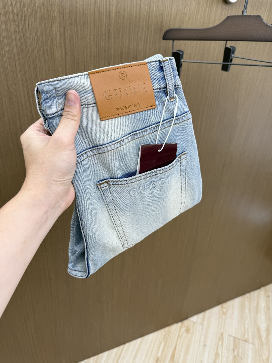 NO:848619,Early spring GUC SS new spring and summer super soft washed jeans, handsome upper body, small straight design, slim tailoring, men's top casual cotton!  High-end stretch all-season versatile commuter denim men's pants!  The style is extremely versatile, the fabric is stretchy, and the material is also very outstanding. It has a bit of a retro and old-fashioned style. The thick fabric is suitable for all seasons. It is the industry's first exclusive model and is a versatile commuting model in all seasons!  These high-end slim fit stretch skinny jeans are versatile and comfortable!  29-38 (no 35,37),,gucci,jeans,19860909早春 GUC SS春夏新品超柔和水洗牛仔裤 ,上身爆帅,小直筒设计,修身裁剪,男款顶级休闲棉质！高端弹力四季百搭通勤牛仔男裤！款式极其的百搭,面料弹力,材质也十分出众,有点复古做旧的风格,厚面料适合四季穿着业内独家首发款,四季百搭通勤款！这类高端的修身弹力紧身牛仔裤,fxq百搭而且舒适！ 29-38（无35,37）,,gucci,jeans,,Men's clothing