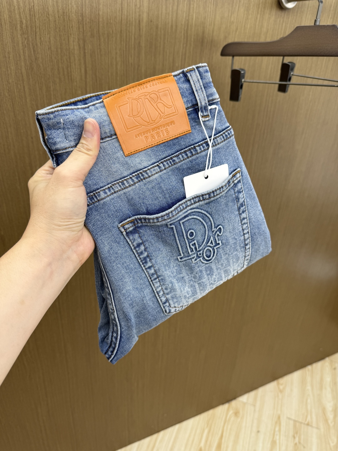 NO:848622,Early spring CD SS spring and summer new super soft washed jeans, handsome upper body, small straight design, slim tailoring, men's top casual cotton!  High-end stretch all-season versatile commuter denim men's pants!  The style is extremely versatile, the fabric is stretchy, and the material is also very outstanding. It has a bit of a retro and old-fashioned style. The thick fabric is suitable for all seasons. It is the industry's first exclusive model and is a versatile commuting model in all seasons!  These high-end slim fit stretch skinny jeans are versatile and comfortable!  29-38 (no 35,37),,jeans,19860909早春 CD SS春夏新品超柔和水洗牛仔裤 ,上身爆帅,小直筒设计,修身裁剪,男款顶级休闲棉质！高端弹力四季百搭通勤牛仔男裤！款式极其的百搭,面料弹力,材质也十分出众,有点复古做旧的风格,厚面料适合四季穿着业内独家首发款,四季百搭通勤款！这类高端的修身弹力紧身牛仔裤,fxq百搭而且舒适！ 29-38（无35,37）,,jeans,,Men's clothing