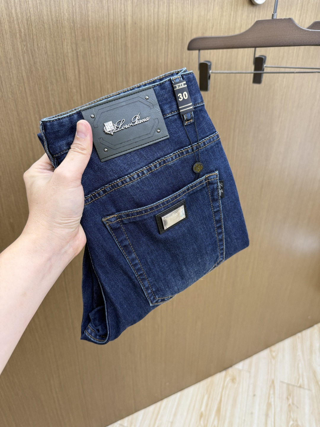 NO:848624,Early spring LP high-end custom-made 26 new early spring thin jeans, available at the counter simultaneously, original customized replica, customer-supplied hardware accessories, original quality, imported solid color denim fabric, heavy washing, fine workmanship, excellent upper body!  Preferred single product, complete with three standards, size 30-40, no 37, 39 Fax,,loro piana,jeans,19860909早春款 LP 高端定制 26早春新款薄款牛仔裤 柜台同步发售 原版定制复刻 客供五金辅料 原单品质 进口固色牛仔面料 重工洗水 做工走线精细 上身绝佳！优选单品 三标齐全 码数30-40无37 39  Fax,,loro piana,jeans,,Men's clothing