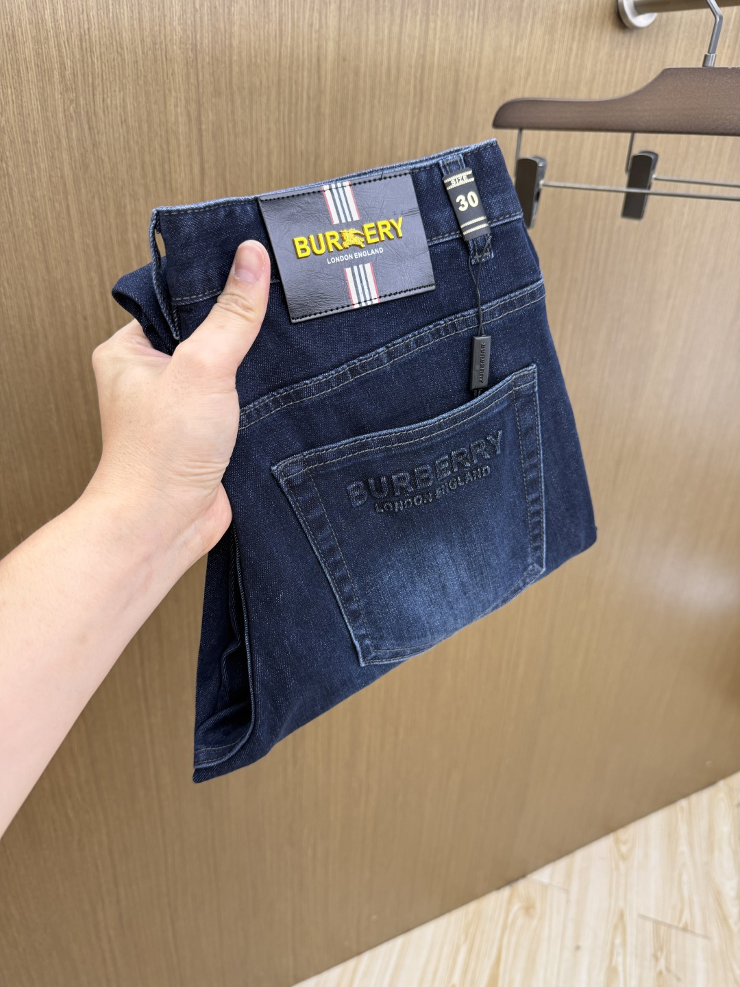NO:848627,Early spring style BBR high-end customization 26 early spring new thin jeans are sold simultaneously at the counter. Original customized replicas. Customer-supplied hardware accessories. Original quality. Imported solid color denim fabric. Heavy washing. Fine workmanship. Excellent upper body!  Preferred single product, complete with three standards, code number 30-40, no 37 39 Fax,,jeans,19860909早春款 BBR 高端定制 26早春新款薄款牛仔裤 柜台同步发售 原版定制复刻 客供五金辅料 原单品质 进口固色牛仔面料 重工洗水 做工走线精细 上身绝佳！优选单品 三标齐全 码数30-40无37 39  Fax,,jeans,,Men's clothing