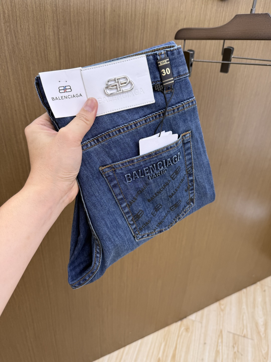 NO:848630,Early spring style BBG high-end customization 26 early spring new thin jeans are sold simultaneously at the counter. Original customized replicas. Customer-supplied hardware accessories. Original quality. Imported solid color denim fabric. Heavy washing. Fine workmanship. Excellent upper body!  Preferred single product, complete with three standards, code number 30-40, no 37 39 Fax,,jeans,19860909早春款 BBG 高端定制 26早春新款薄款牛仔裤 柜台同步发售 原版定制复刻 客供五金辅料 原单品质 进口固色牛仔面料 重工洗水 做工走线精细 上身绝佳！优选单品 三标齐全 码数30-40无37 39  Fax,,jeans,,Men's clothing
