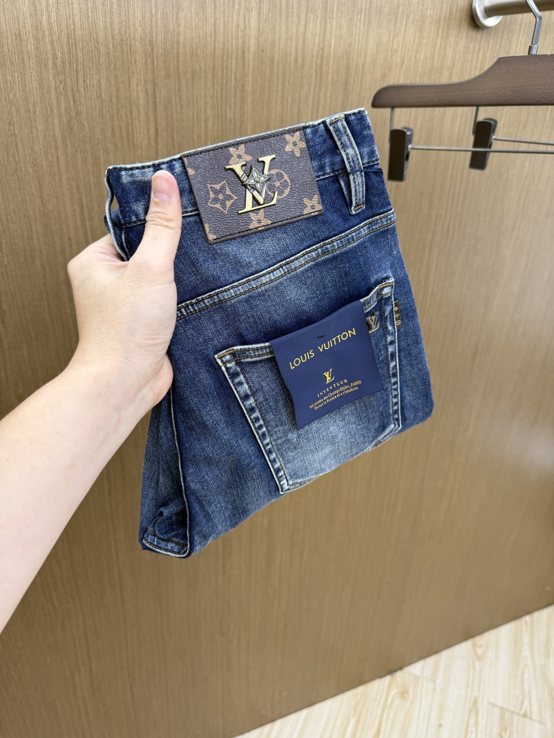 NO:848633,Early spring LV high-end custom-made 26 early spring new thin jeans are available at the counter simultaneously. Original customized replicas. Customer-supplied hardware accessories. Original quality. Imported solid-color denim fabrics. Heavy washing. Fine workmanship. Excellent upper body!  Preferred single product, complete with three standards, code number 30-40, no 37, 39 Fax, Louis Vuitton, Jeans,19860909早春款 LV 高端定制 26早春新款薄款牛仔裤 柜台同步发售 原版定制复刻 客供五金辅料 原单品质 进口固色牛仔面料 重工洗水 做工走线精细 上身绝佳！优选单品 三标齐全 码数30-40无37 39  Fax,,louis vuitton,jeans,,Men's clothing