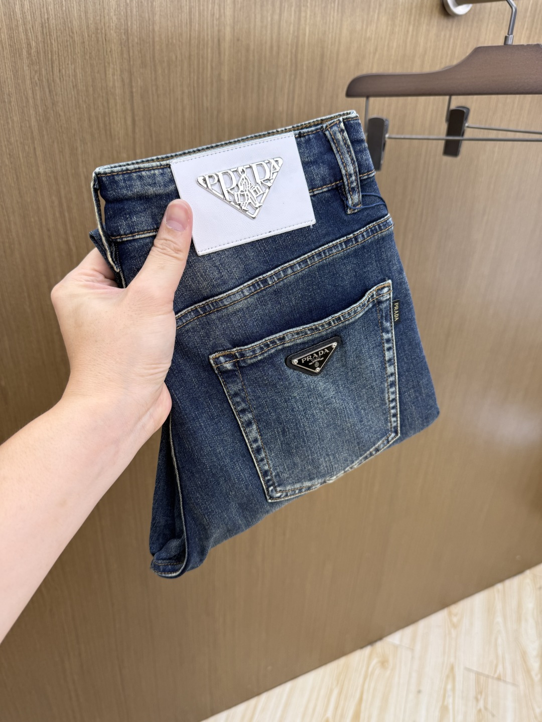 NO:848607,Early spring PD high-end customization 26 early spring new thin jeans are available at the counter simultaneously. Original customized replicas. Customer-supplied hardware accessories. Original quality. Imported solid-color denim fabrics. Heavy washing. Fine workmanship. Excellent upper body!  Preferred single product, complete with three standards, code number 30-40, no 37 39 Fax,,jeans,19860909早春款 PD 高端定制 26早春新款薄款牛仔裤 柜台同步发售 原版定制复刻 客供五金辅料 原单品质 进口固色牛仔面料 重工洗水 做工走线精细 上身绝佳！优选单品 三标齐全 码数30-40无37 39  Fax,,jeans,,Men's clothing