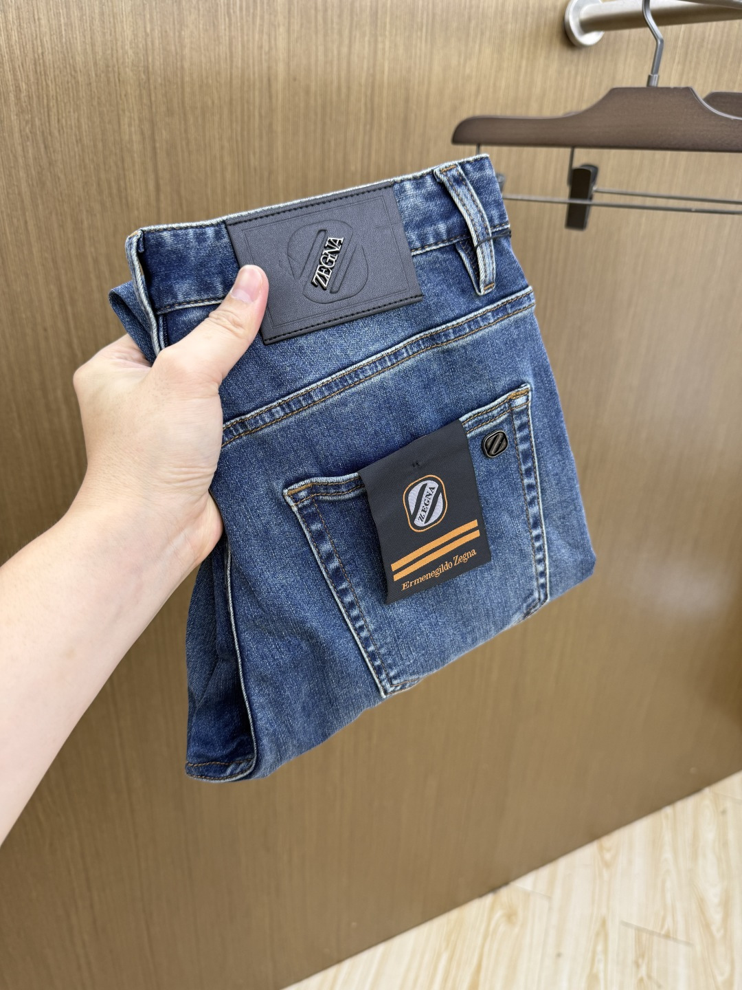 NO:848610,Early spring style ZZ high-end customization 26 early spring new thin jeans are available at the counter simultaneously. Original customized replicas. Customer-supplied hardware accessories. Original quality. Imported solid color denim fabric. Heavy washing. Fine workmanship. Excellent upper body!  Preferred single product, complete with three standards, code number 30-40, no 37 39 Fax,,jeans,19860909早春款 ZZ 高端定制 26早春新款薄款牛仔裤 柜台同步发售 原版定制复刻 客供五金辅料 原单品质 进口固色牛仔面料 重工洗水 做工走线精细 上身绝佳！优选单品 三标齐全 码数30-40无37 39  Fax,,jeans,,Men's clothing