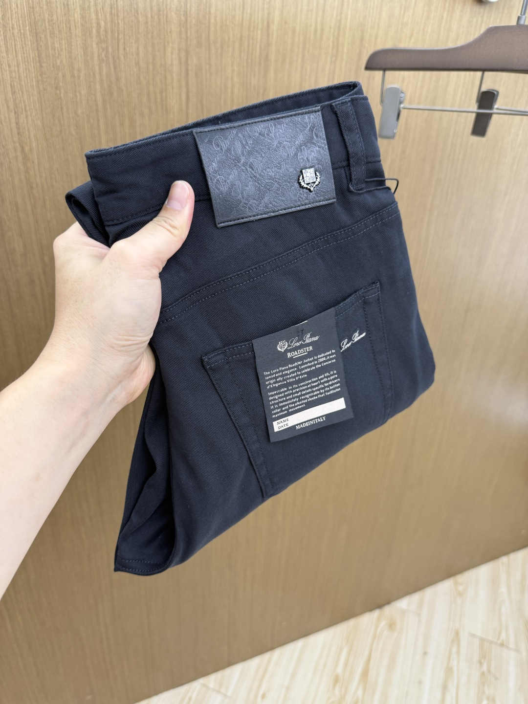 NO:848613,Early spring LP high-end custom-made 26 new early spring thin jeans, available at the counter simultaneously, original customized replica, customer-supplied hardware accessories, original quality, imported solid color denim fabric, heavy washing, fine workmanship, excellent upper body!  Preferred single product, complete with three standards, size 30-40, no 37, 39 Fax,,loro piana,jeans,19860909早春款 LP 高端定制 26早春新款薄款牛仔裤 柜台同步发售 原版定制复刻 客供五金辅料 原单品质 进口固色牛仔面料 重工洗水 做工走线精细 上身绝佳！优选单品 三标齐全 码数30-40无37 39  Fax,,loro piana,jeans,,Men's clothing