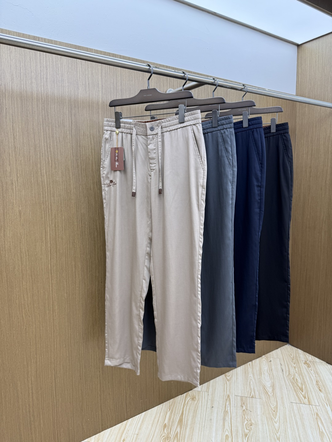 NO:848620,Early spring LP high-end customization 26FW spring and summer new casual pants original imported fabric soft, breathable, wide and stylish custom hardware essential for business and leisure fine and perfect workmanship details front pocket and back pocket classic logo logo size M-3XL C10,, loro piana,19860909早春 LP 高端定制 26FW春夏新款休闲裤原版进口面料柔软透气挺阔有型 定制五金 商务休闲必备 做工细节精细完美 前袋后袋经典logo标识 码数M-3XL  C10,,loro piana,,Men's clothing