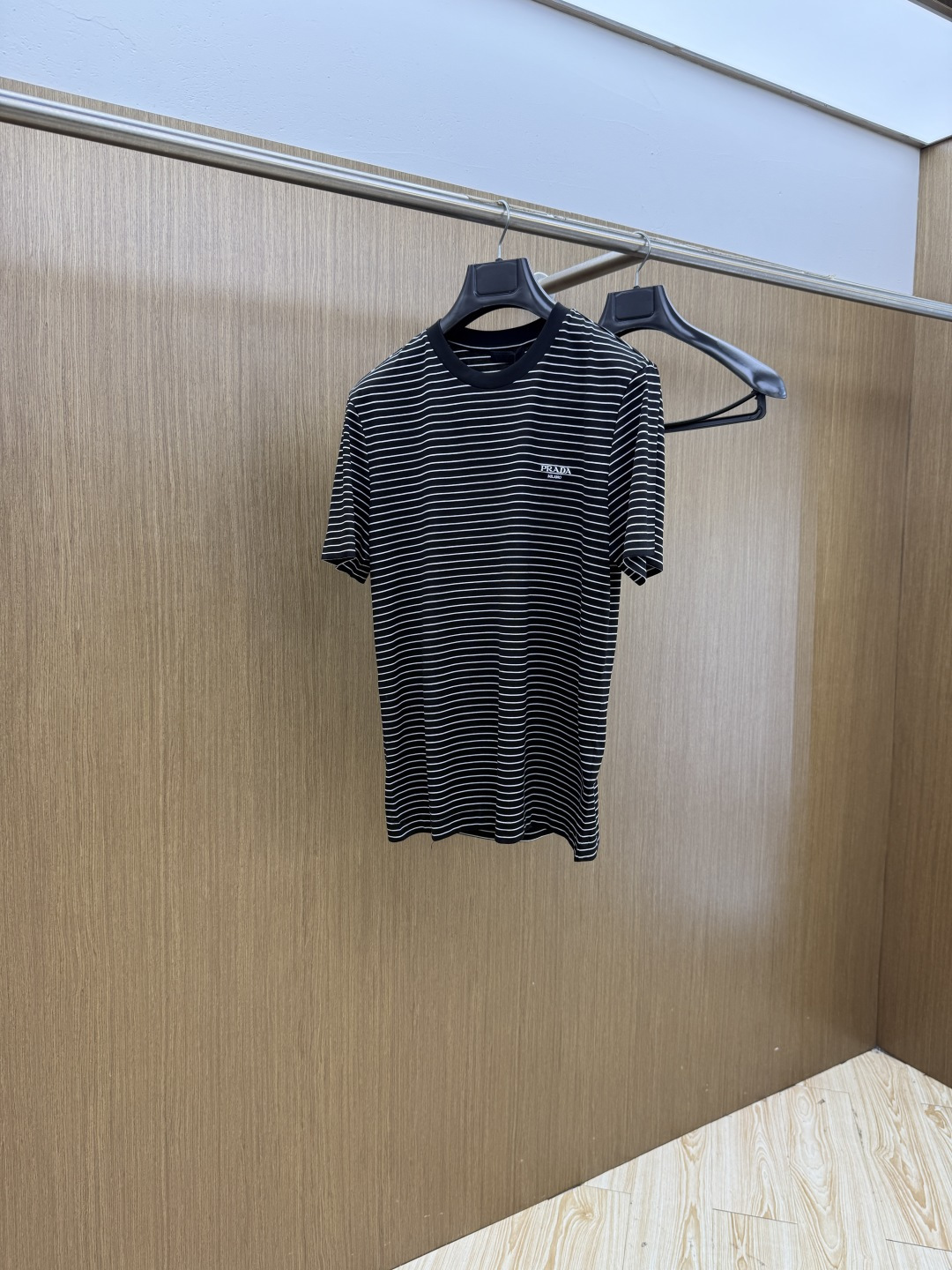 NO:848611,Early spring PD high-end customization 2026 early spring exclusive new original men's casual short-sleeved T-shirt High-end customization High-end version Fashionable and versatile imported long-staple cotton fabric Super soft and delicate to the touch Skin-friendly and comfortable to wear High-end boutique The upper body made by the factory is very good Men's must-have item Three complete standards Code number 48-56 C10, T-shirt, tees, t-shirt,19860909早春 PD 高端定制 2026早春独家专供新款原单男士休闲短袖T恤 高端定制 高端版本 时尚百搭爆款进口长绒棉面料 手感超柔软细腻 穿着亲肤舒适 高端精品 代工厂精细做上身非常赞 男士必备单品 三标齐全 码数48-56 C10,,T-shirt,tees，t-shirt,,Men's clothing