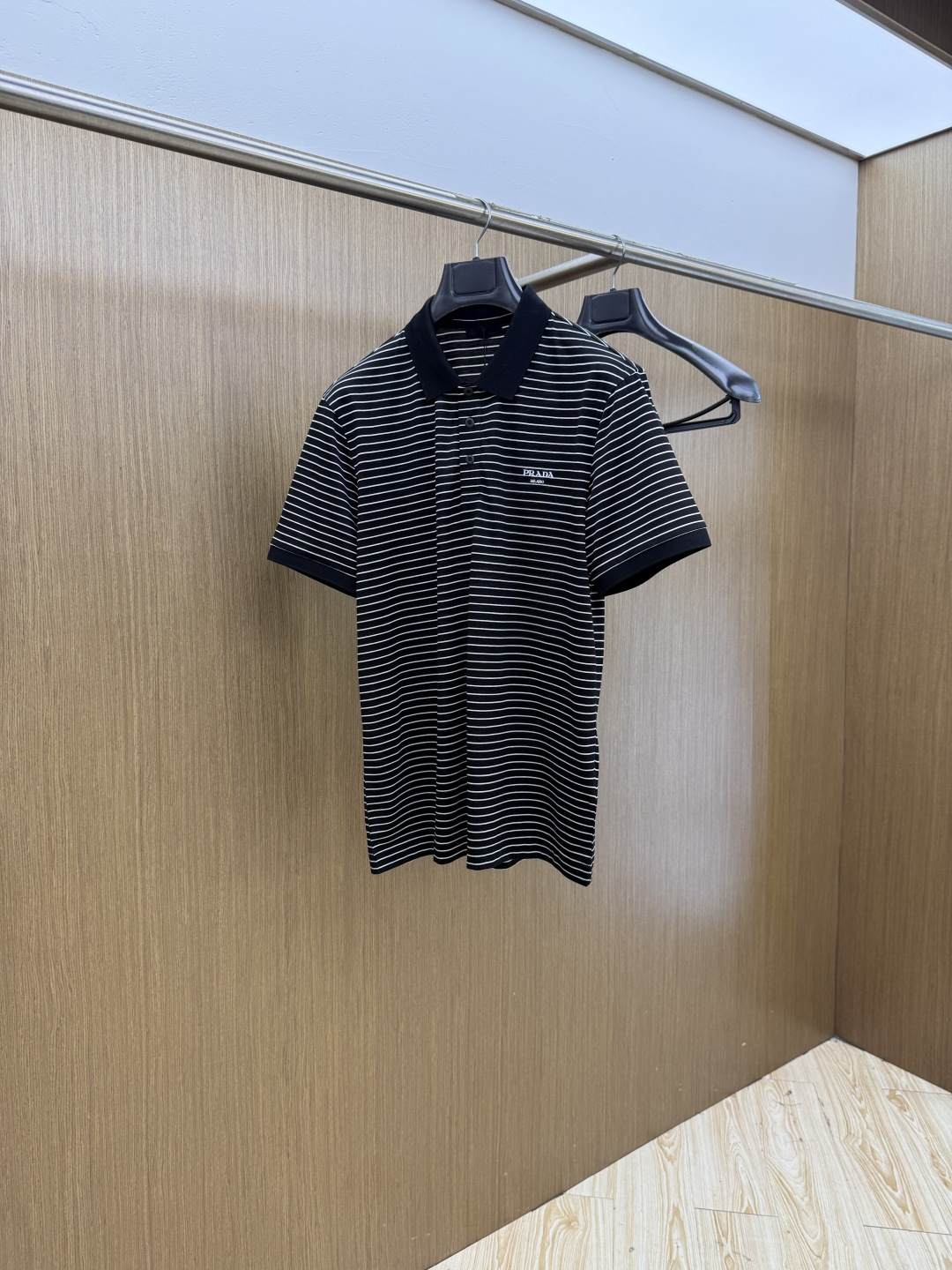NO:848614,Early spring PD advanced customization 26ss spring and summer new lapel POLO short-sleeved T-shirt. Original customization. The fabric is made of imported pique cotton. It is light and breathable. The upper body is silky and comfortable. High-end and elegant. Classic and versatile. Code number 48-56 C10,, T-shirt, tees, t-shirt,19860909早春 PD 高级定制 26ss春夏新款翻领POLO短袖T恤 原版定制 面料选用进口珠地棉 轻薄透气 上身丝滑舒适 高端大气经典百搭 码数48-56  C10,,T-shirt,tees，t-shirt,,Men's clothing