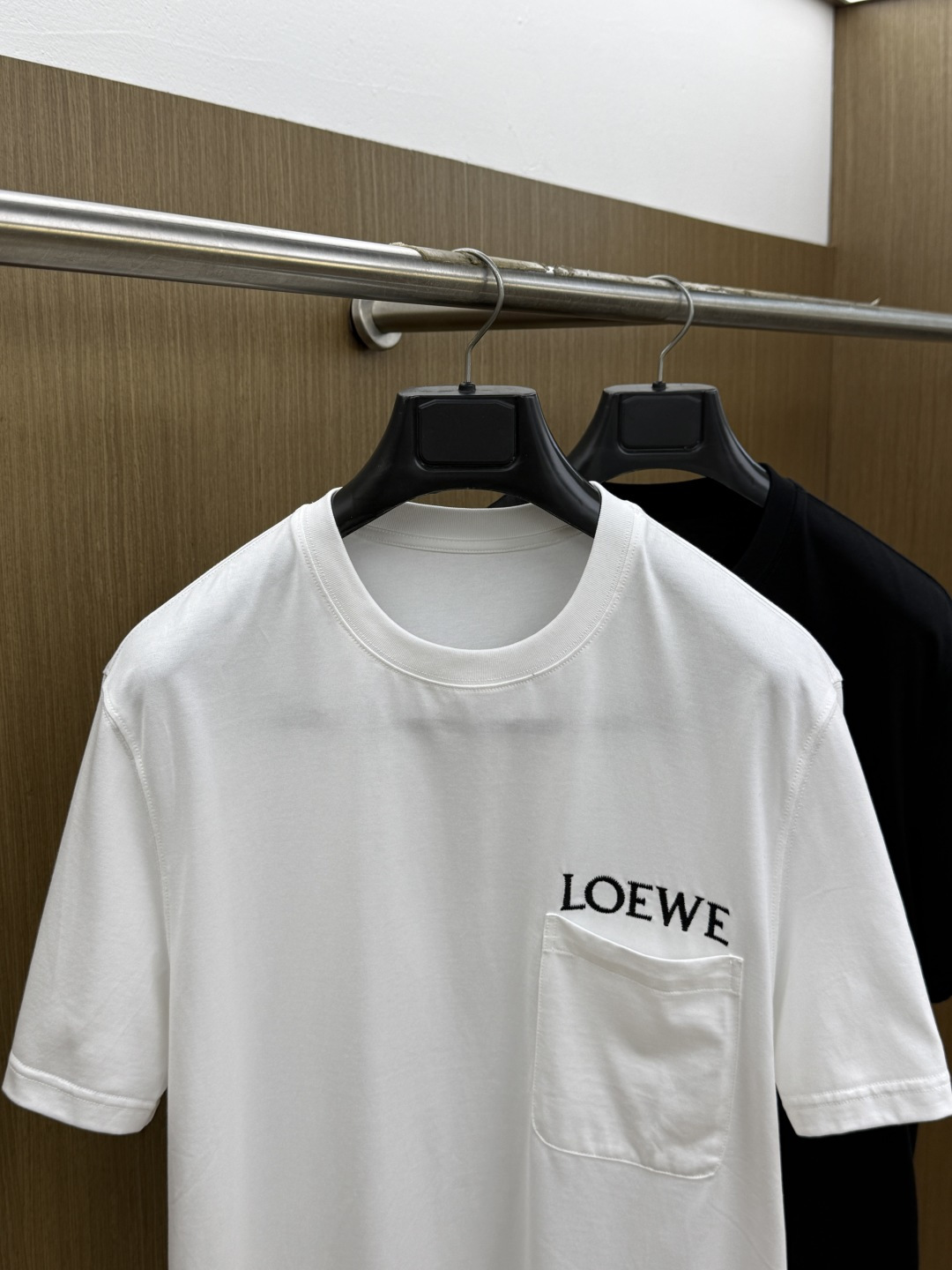 早春 LOE 🔥🔥新品短袖T恤，帅气时尚，胸前精致刺绣字母logo，简约百搭款。面料棉 不仅挺括，保持潮