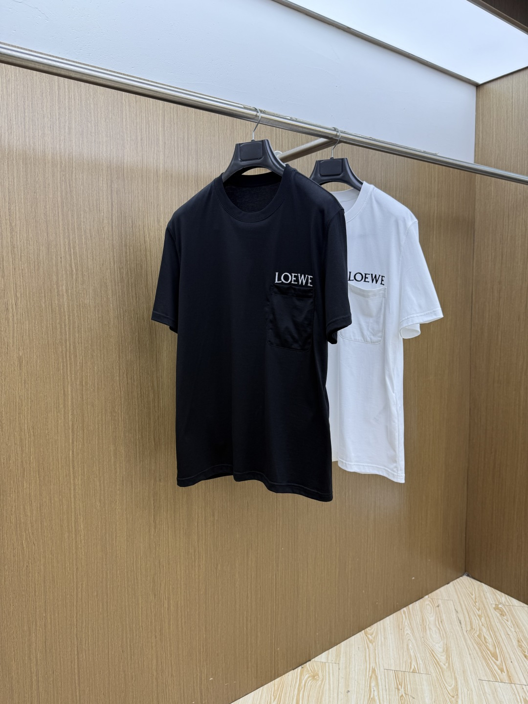 早春 LOE 🔥🔥新品短袖T恤，帅气时尚，胸前精致刺绣字母logo，简约百搭款。面料棉 不仅挺括，保持潮