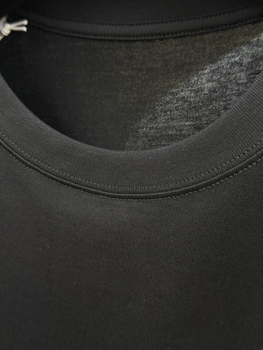 早春 CD 🔥🔥新品短袖T恤，帅气时尚，胸前精致刺绣字母logo，简约百搭款。面料棉 不仅挺括，保持潮流