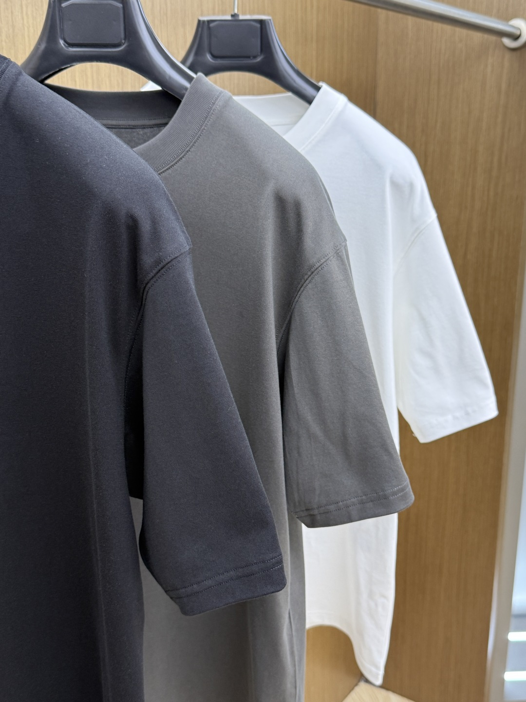 早春 Ance🔥🔥新品短袖T恤，帅气时尚，胸前精致刺绣字母logo，简约百搭款。面料棉 不仅挺括，保持潮