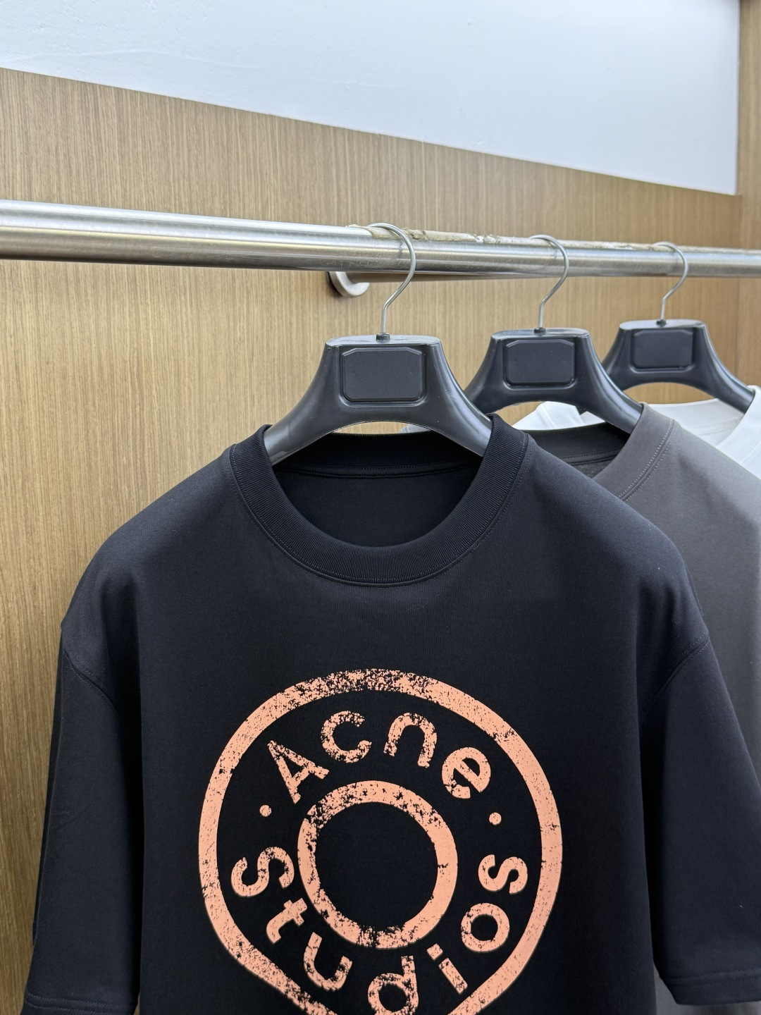 早春 Ance🔥🔥新品短袖T恤，帅气时尚，胸前精致刺绣字母logo，简约百搭款。面料棉 不仅挺括，保持潮