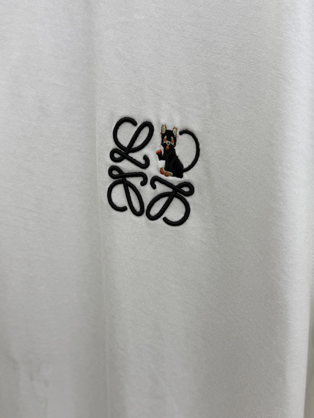早春 Loe 🔥🔥新品短袖T恤，帅气时尚，胸前精致刺绣字母logo，简约百搭款。面料棉 不仅挺括，保持潮