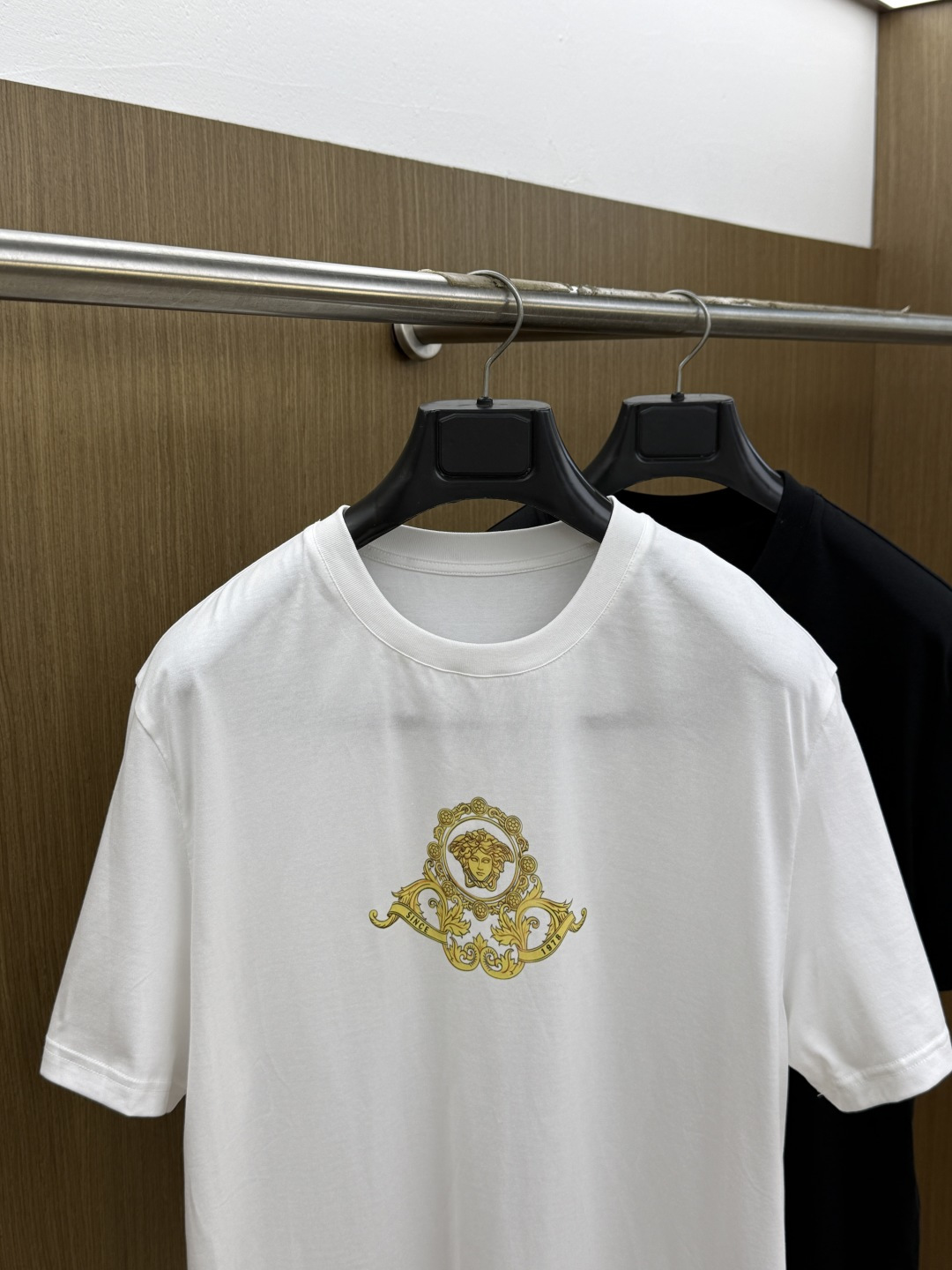 早春 VER 🔥🔥新品短袖T恤，帅气时尚，胸前精致刺绣字母logo，简约百搭款。面料棉 不仅挺括，保持潮