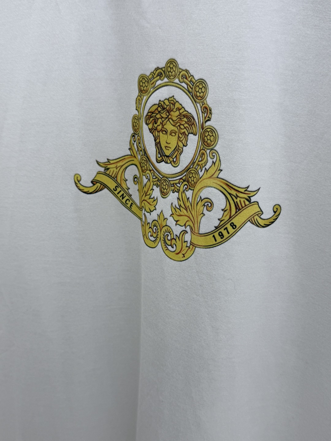 早春 VER 🔥🔥新品短袖T恤，帅气时尚，胸前精致刺绣字母logo，简约百搭款。面料棉 不仅挺括，保持潮