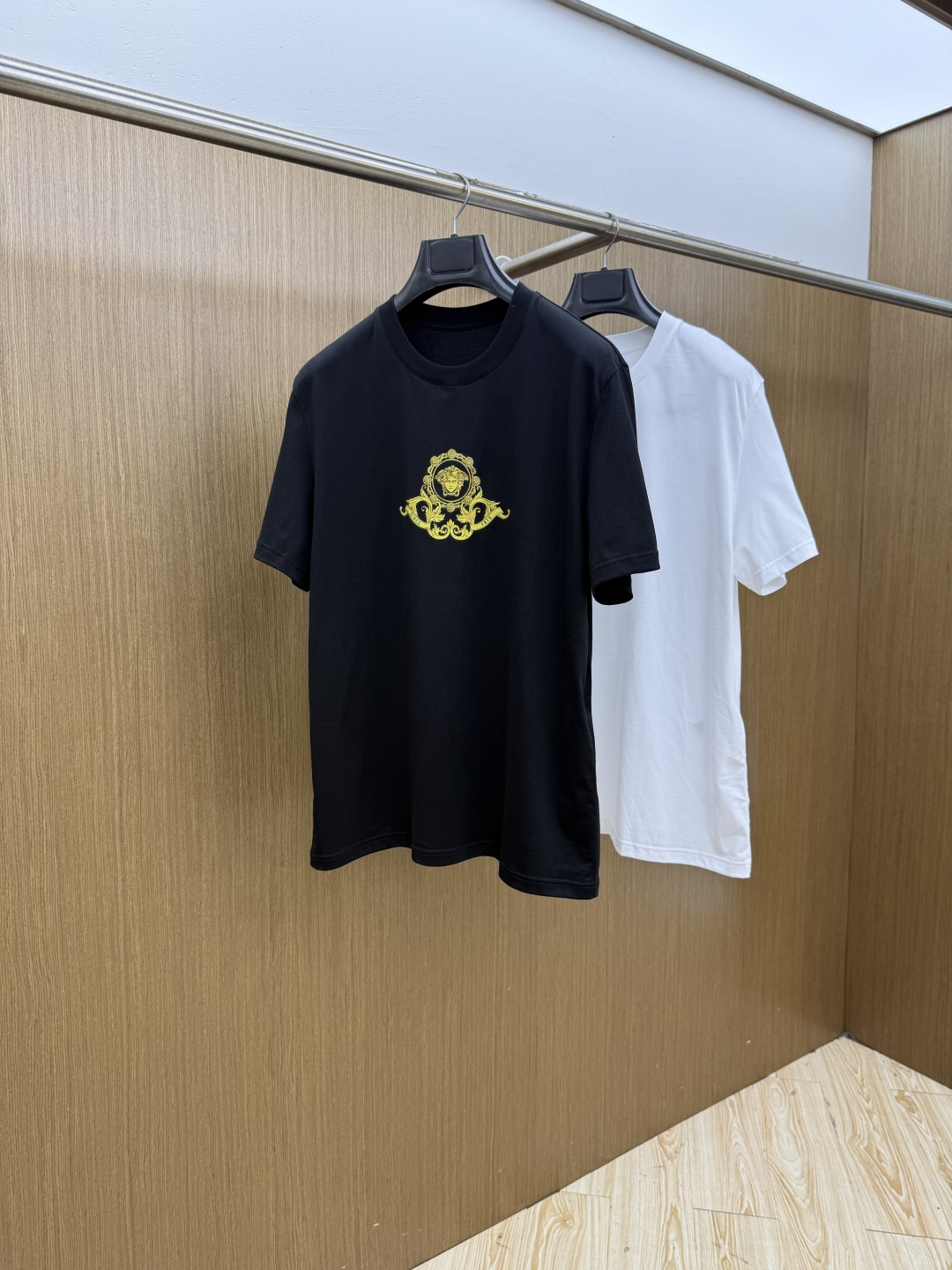 早春 Ver 🔥🔥新品短袖T恤，帅气时尚，胸前精致刺绣字母logo，简约百搭款。面料棉 不仅挺括，保持潮