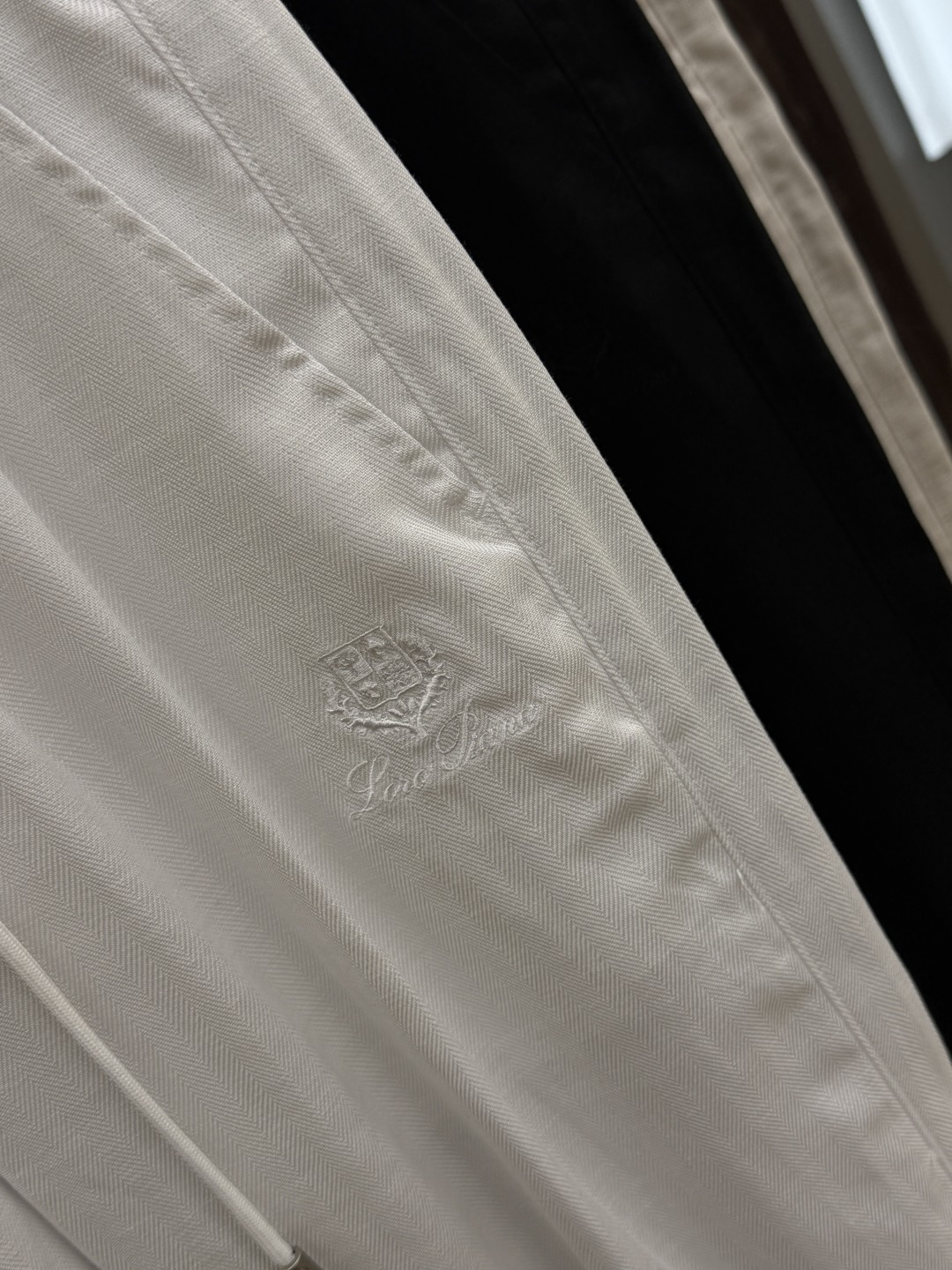 早春 Loro Piana 🔥🔥春季最新品，同步有售，时尚休闲裤，进口原版面料，做工极为复杂，唯一可以做