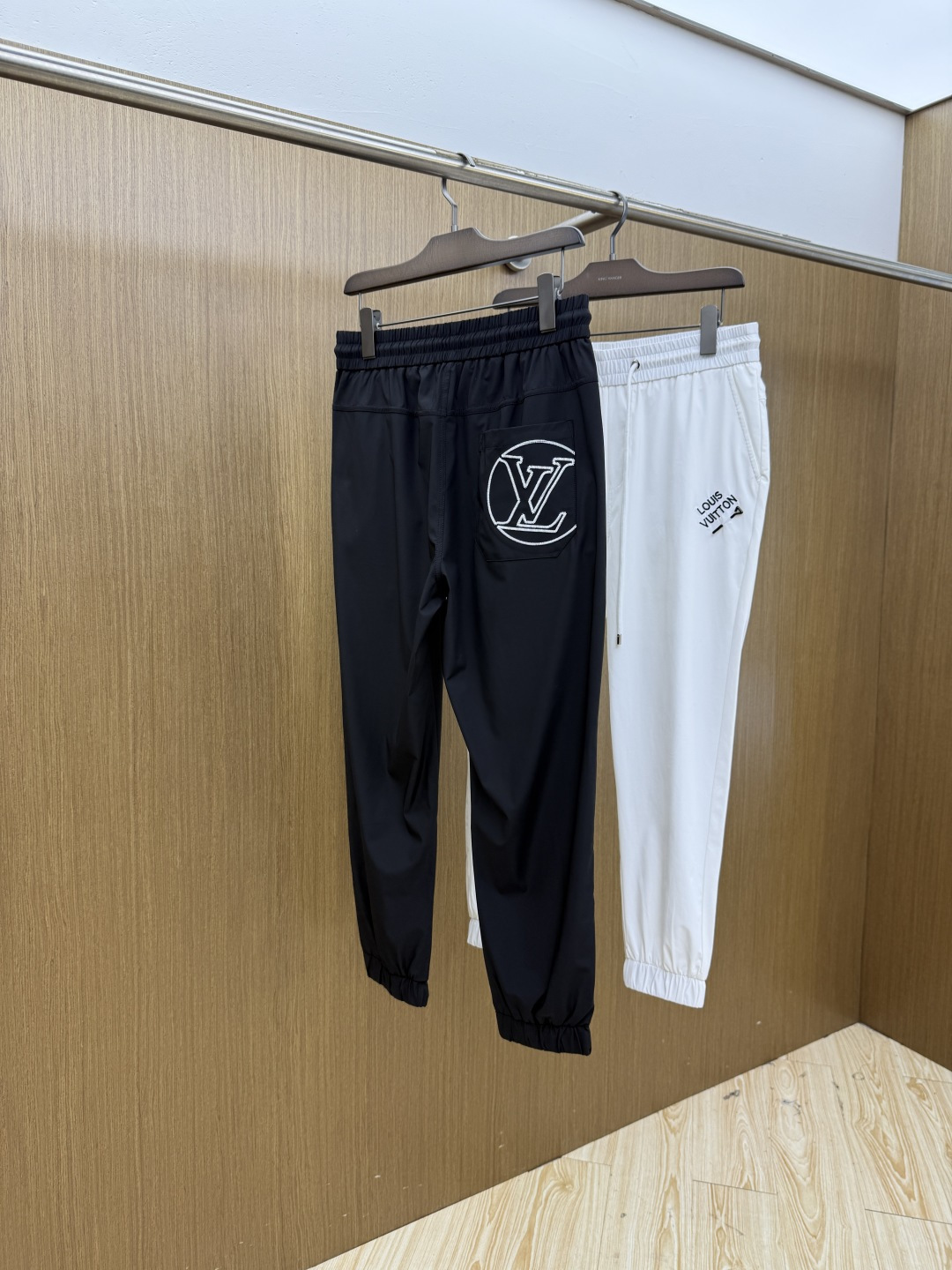 早春 LV 🔥🔥春季最新品，同步有售，时尚休闲裤，进口原版面料，做工极为复杂，唯一可以做代购级别的渠道狠